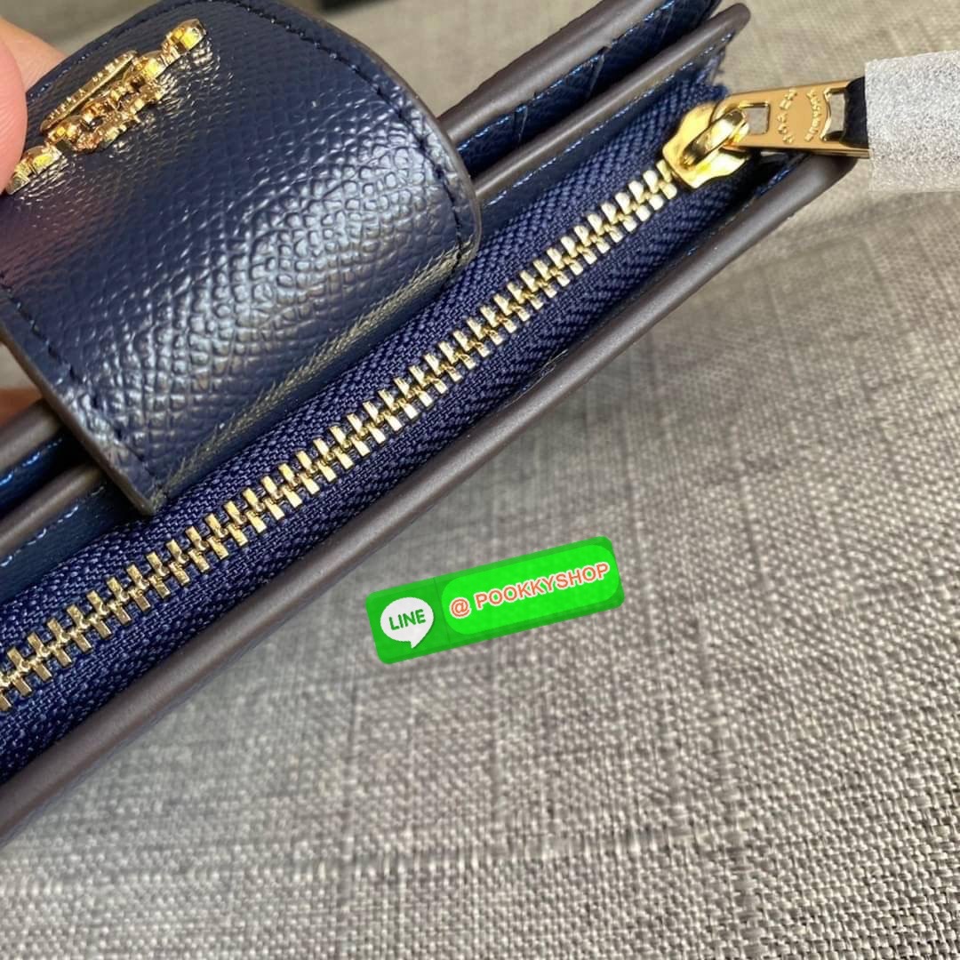 COACH 6390 MEDIUM CORNER ZIP WALLET กระเป๋าสตางค์ใบกลาง สีพื้นเรียบหรู วัสดุcrossgrain ภายในมีช่องใส่บัตรและธนบัตรได้ทุกชนิด มีช่องซิปใส่เหรียญ ขนาดกะทัดรัดพกพาง่าย คนชอบจัดระเบียบกระเป๋าสตางค์แนะนำเลยจ้า