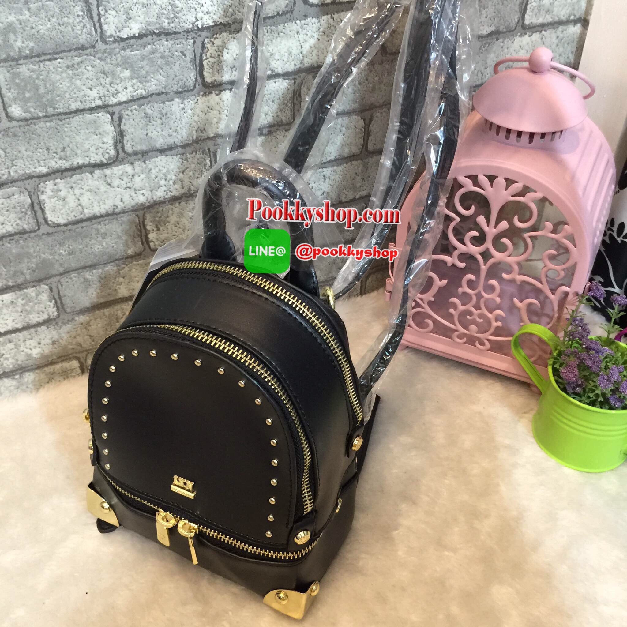 เป้ LYN EVITA BACKPACK กระเป๋าสะพายหลัง ยี่ห้อ LYN แท้ รุ่นใหม่ชนชอป 2017 กระเป๋าเป้ขนาดกะทัดรัด วัสดุหนังPU มุมกระเป๋าทั้ง4มุมและฐานด้านล่าง มีโลหะและหมุดสีทองทั้งสีด้าน ทำให้ตั้งอยู่ทรงได้ง่ายขึ้น หัวซิปปั้มโลโก้ทุกจุด มีช่องซิป2ช่องใหญ่ ยังมีด้านหน้าแต