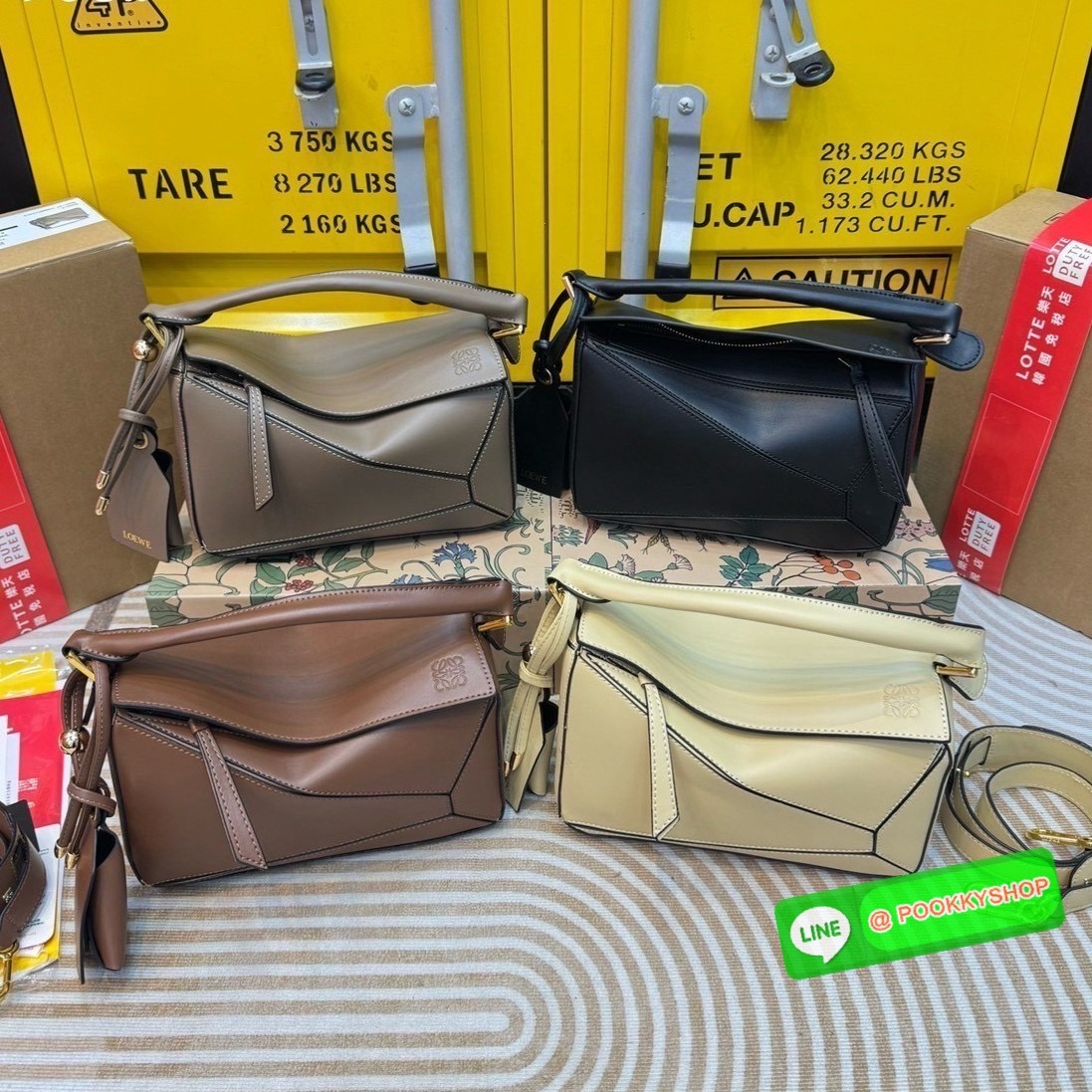 Loewe Puzzle bag กระเป๋าสะพายข้างทรงกล่อง สุดยอดแบรนด์ที่ดีไซน์เป็นเอกลักษณ์ โดดเด่น สวยหรู สไตล์พัซเซิลคลาสสิค เปิดใช้งานด้วยซิป ที่ภายในโล่ง ใส่ของสำคัญจุกจิกได้ มาพร้อมสายสะพาย และหูหิ้วในตัว ที่สลับเปลี่ยนใช้งานให้เหมาะได้ในแต่ละวัน สาวๆห้ามพลาดใบนี้เ