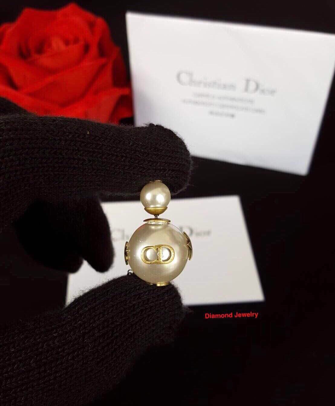 New Arrival !!!!! Dior Tribales Earrings ต่างหูดิอองานมุกรุ่นใหม่ ล่าสุดชนช็อป ดีไซน์สวยมากๆค่ะ มุกสวย ประดับอะไหล่ทองแอนทีคอย่างดี รุ่นนี้มีทั้งหัวมุกและหัวคริสตัลนะคะ มี 2 สีขาว/ดำ ตามรูปเลยค่ะ ไม่มีไม่ได้แล้ว รีบสั่งกันเข้ามาเลยจ้า