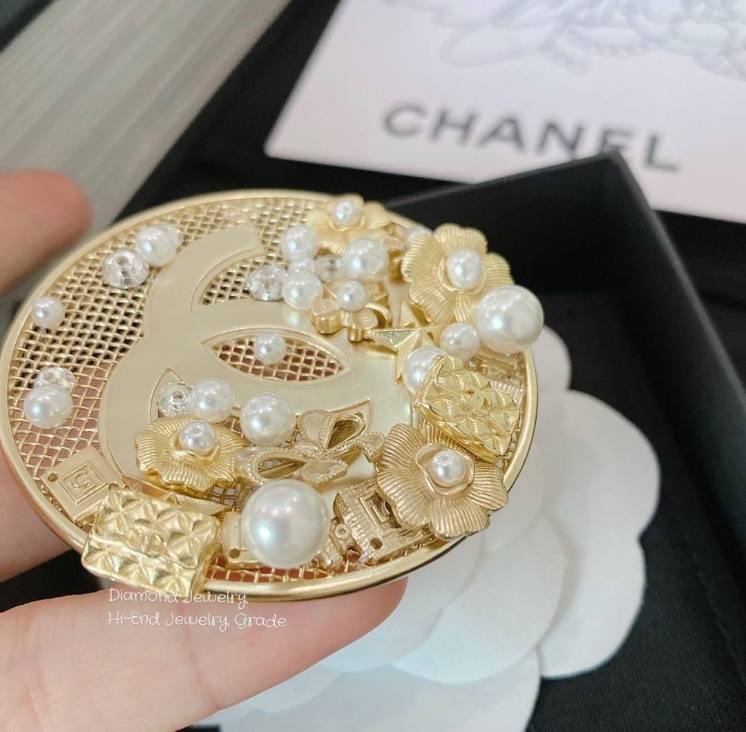 Super Hi-End Quality !!! ((งาน 1:1 เกรดดีที่สุดในท้องตลาด)) Chanel Brooch เข็มกลัดมุกชาแนล งานไฮเอน 1:1 ค่ะ ชนช็อปเป๊ะๆ หรูหราไฮโซ ดูดี งานสวยมากกกกกทุกแบบคะ ซื้อไปไม่ผิดหวังแน่นอนคะ กลัดเพิ่มมูลค่าชุดเก่งได้เยอะเลยจ้า
