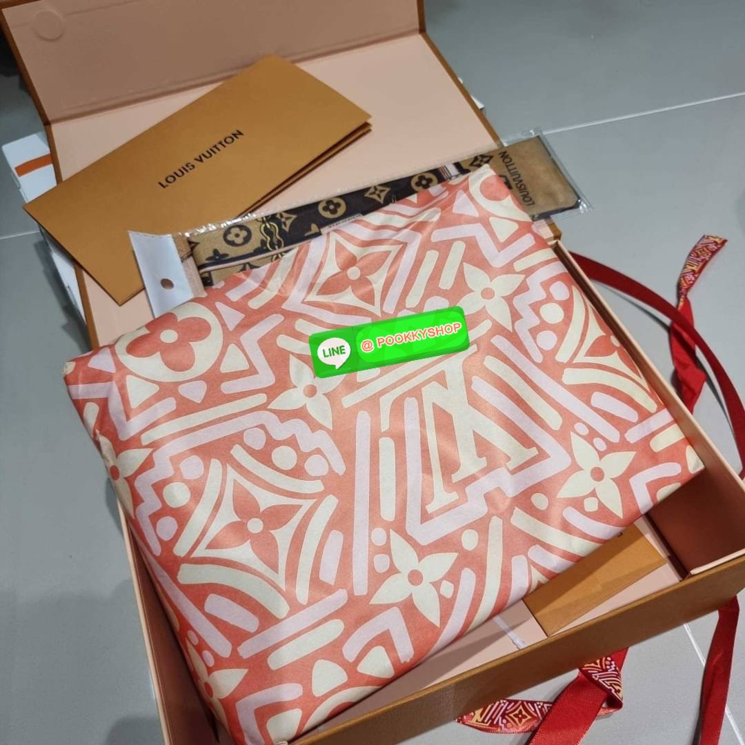 LV boulogne bag กระเป๋าสะพาย ดีไซน์คลาสสิครุ่นสุดปัง ขนาดกำลังดี ใช้งานได้สะดวกคล่องตัว วัสดุหนังแคนวาสทนทาน ปากกระเป๋ามีซิปเปิดปิด ภายในโล่งกว้าง ใส่ได้ทั้งกระเป๋าสตางค์ใบยาว มือถือ ของจำเป็นต่างๆ มาพร้อมสายสะพาย ปรับได้ตามชอบ และสายโซ่คล้องไหล่อีกหนึ่งเ