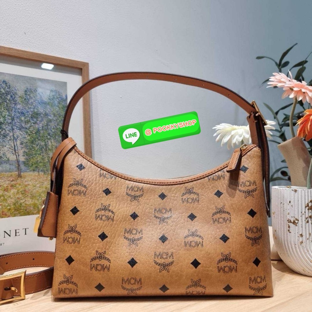 MCM AREN HOBO IN VISETOS 🔆 Details ฮอตฉ่ำมาก! กับกระเป๋าสะพายทรงโฮโบ ทรงสวยมาก ขนาดกำลังดี จุของได้เยอะ ใช้งานสะดวกด้วยการรูดซิป พิเศษแถมพวงหนังและชุดกุญแจล็อคมาให้ด้วย ถอดออกได้ นำไปใช้กับกระเป๋าใบอื่นได้ด้วย ภายในโล่งกว้าง ใส่ของสำคัญได้อย่างครบ