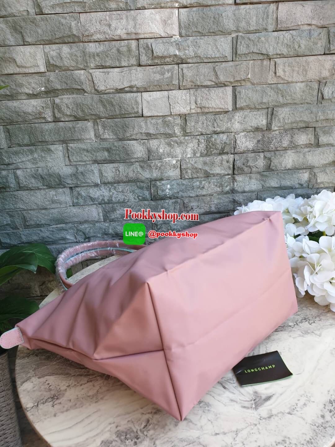 Longchamp Le Pliage Club Tote Bag Size L หูยาว วัสดุเนื้อผ้า Nylon Canvas เคลือบกันนำ้ ตัดด้วยหนังแท้ที่มีน้ำหนักเบา ดีไซน์เรียบง่ายแต่เต็มไปด้วยความคลาสสิก จนเป็นที่ชื่นชอบไปทั่วโลก Longchamp ปรับโฉม LE PLIAGE ด้วยการปักลายรูปม้า-ตราสัญลักษณ์ของแบรนด์บนผ