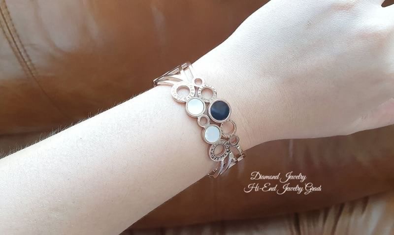 New Arrival !!!!!! BVLGARI Bangle กำไลข้อมือบูการีงาน stainless steel แท้ 100% หน้ามุกและหน้าเซรามิก ตัวเรือนหนา งานสวยมากๆ ดูมีราคามากๆค่ะ สาวกบูการีต้องรีบสอยนะคะ ตัวเรือนพิ้งโกลด์ ตามรูป งานชุบ 18KGP ไม่ลอกไม่ดำค่ะ made in Korea