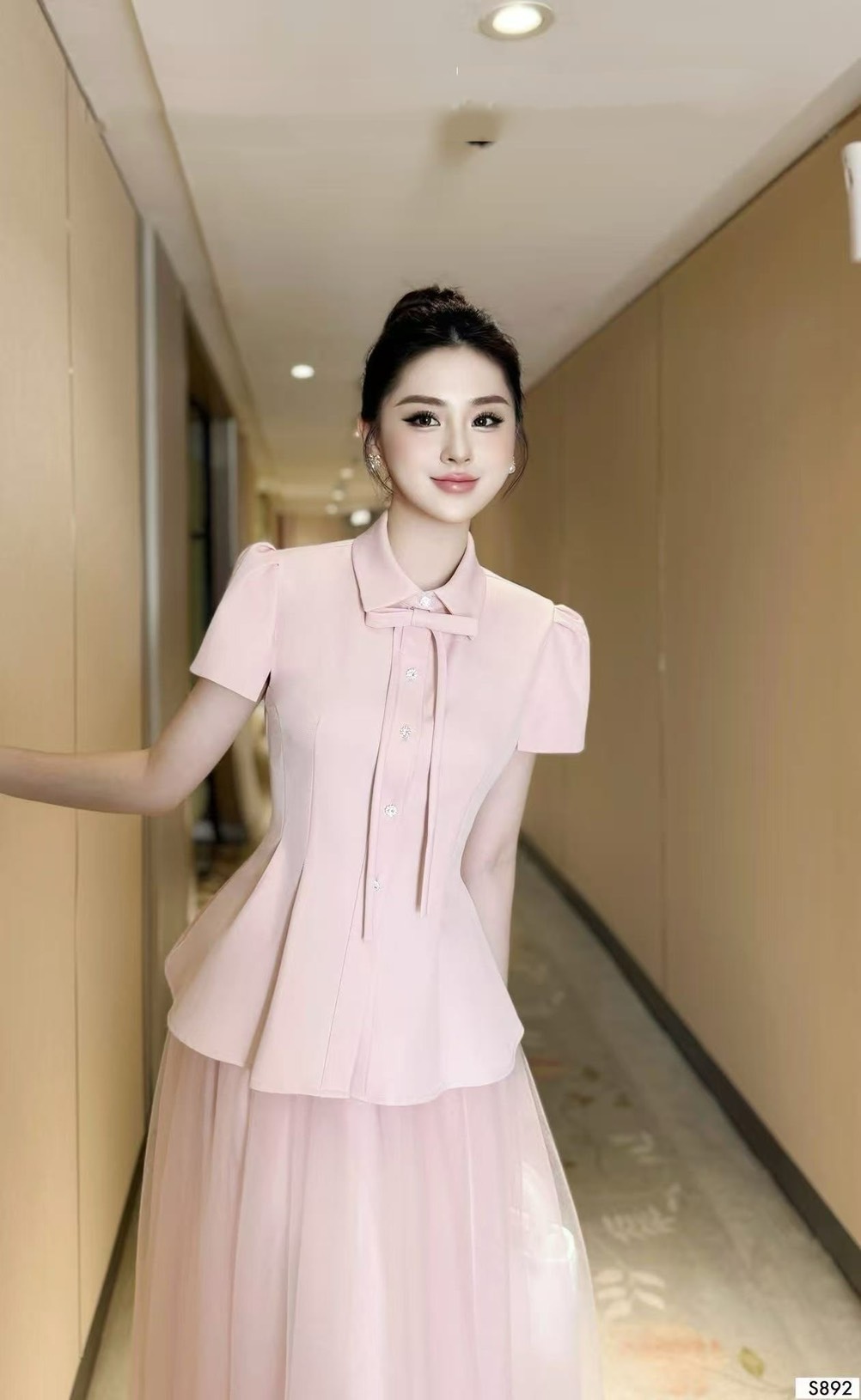 ชุดเซทแฟชั่น Set.3 ชิ้นเสื้อ+ กระโปรง+เข็มกลัด เสื้อแขนสั้นคอปกสีชมพู ดีเทลแต่งกระดุมเพชรด้านหน้า