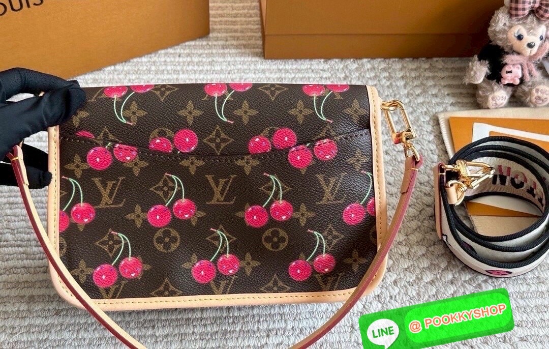 🕊️ พร้อมส่ง | LV Diane Monogram Cherry กระเป๋ามัลติฟังก์ชั่นสุดคุ้ม คอลใหม่แสนสดใสด้วยลายเชอรี่ ที่ดีไซน์ออกมาน่ารักน่าใช้มากๆ มีสายมาให้ถึง 2 แบบ สายหนังคล้องไหล่ได้ และสายสปอร์ตครอสบอดี้ได้ ปรับเปลี่ยนใช้ตามลุคแต่ละวันได้เลย เปิด-ปิดด้วยกระดุมแม