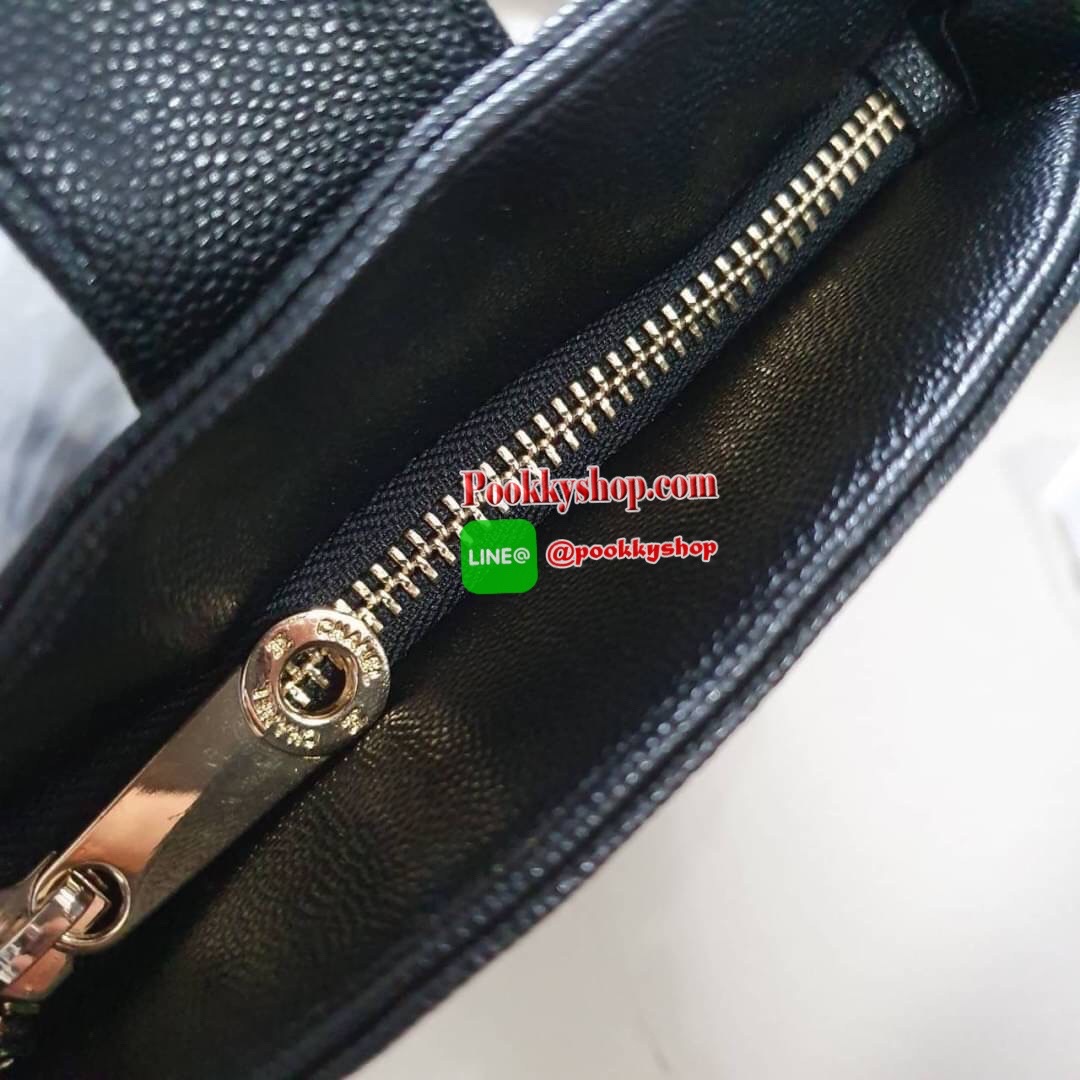 CHANEL VIP GIFT CROSSBODY BAG งาน CHANEL VIP GIFT ของแท้ 100% จากเคาเตอร์แบรนด์ CHANEL ทรงสวย ขนาดกำลังดี วัสดุหนัง CAVIER PU เปิดปิดด้วยกระดุมหน้าแบบบิดปลอดภัยหายห่วง ด้านในมีซิปอีกชั้น อะไหล่ทอง หัวซิปปั้มแบรนด์ ด้านในใส่โทรศัพท์ได้ทุกรุ่น พร้อมของจุกจิ