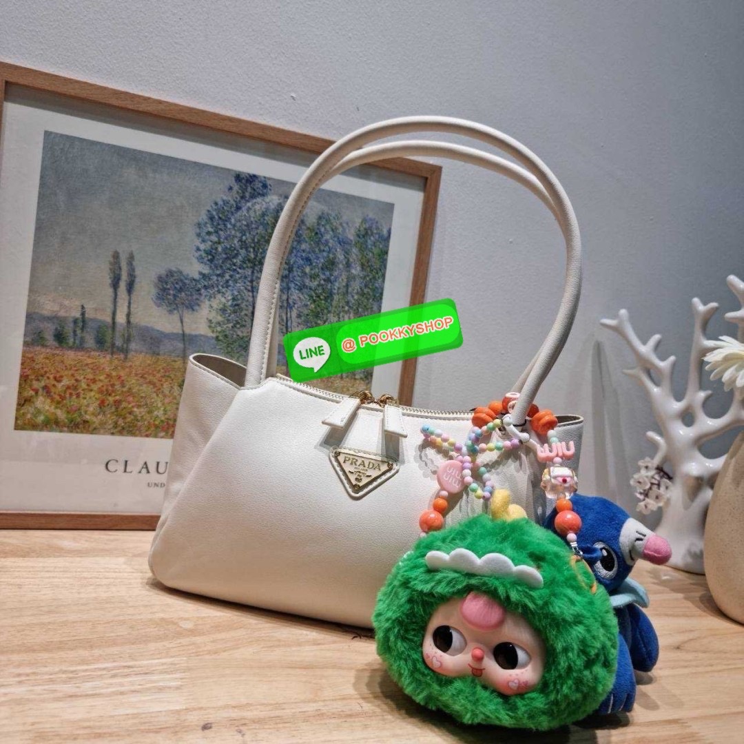 PRADA MEDIUM LEATHER HANDBAG 🔆 Details สะเทือนวงการแฟชั่นแบบสุด! กับกระเป๋าสะพายไหล่พรีเมี่ยมกิ๊ฟ ดีไซน์เก๋และมาแรงมาก สาวๆหนุ่มๆติดแกลมต้องไม่พลาด สวยดูแพง หูสะพายคล้องไหล่สะดวก ปากกระเป๋ามีซิปรูดเปิดปิดง่าย ภายในแบ่งสัดส่วนสวย โล่งกว้าง มีทั้งช่