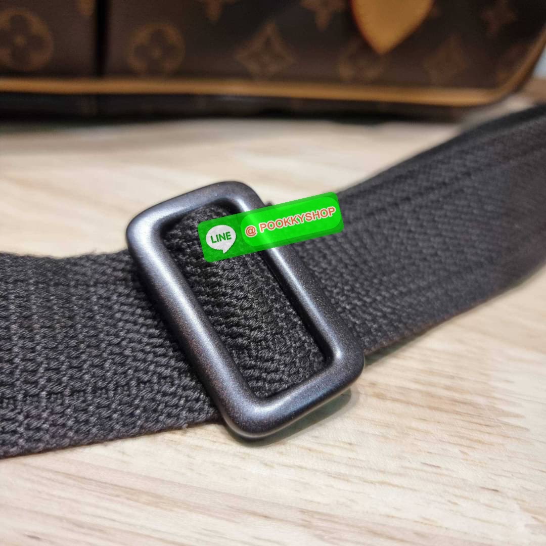 LV GIBECIERE CROSSBODY BAG กระเป๋าสะพายข้างใบใหญ่ ทรงแมสเซนเจอร์ เอาใจหนุ่มๆ ดีไซน์วินเทจ ย้อนยุค คลาสสิคไม่มีเบื่อ วัสดุหนังแคนวาส ทนทาน เปิด-ปิดด้วยสายคาดปรับระดับได้ ภายในมีช่องแบ่งเป็นสัดส่วนอย่างดี มีช่องซิป สายสะพายปรับได้ตามชอบ ใส่ของได้เลยแบบจุใจ