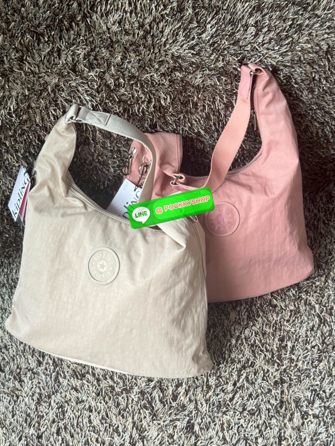 Kipling Eanna Zip กระเป๋าสะพายไหล่ดีไซน์ที่มาพร้อมสไตล์แบบจัดเต็ม เป็นแอคเซสเซอรีที่เข้ากับลุคไหนก็ได้อย่างลงตัว มาพร้อมช่องหลักปิดซิป ช่องจัดระเบียบด้านใน ช่องด้านข้าง รวมถึงช่องใส่ปากกาและสายคล้องกุญแจ เพิ่มความเป็นระเบียบสูงสุดในทุกการใช้งาน