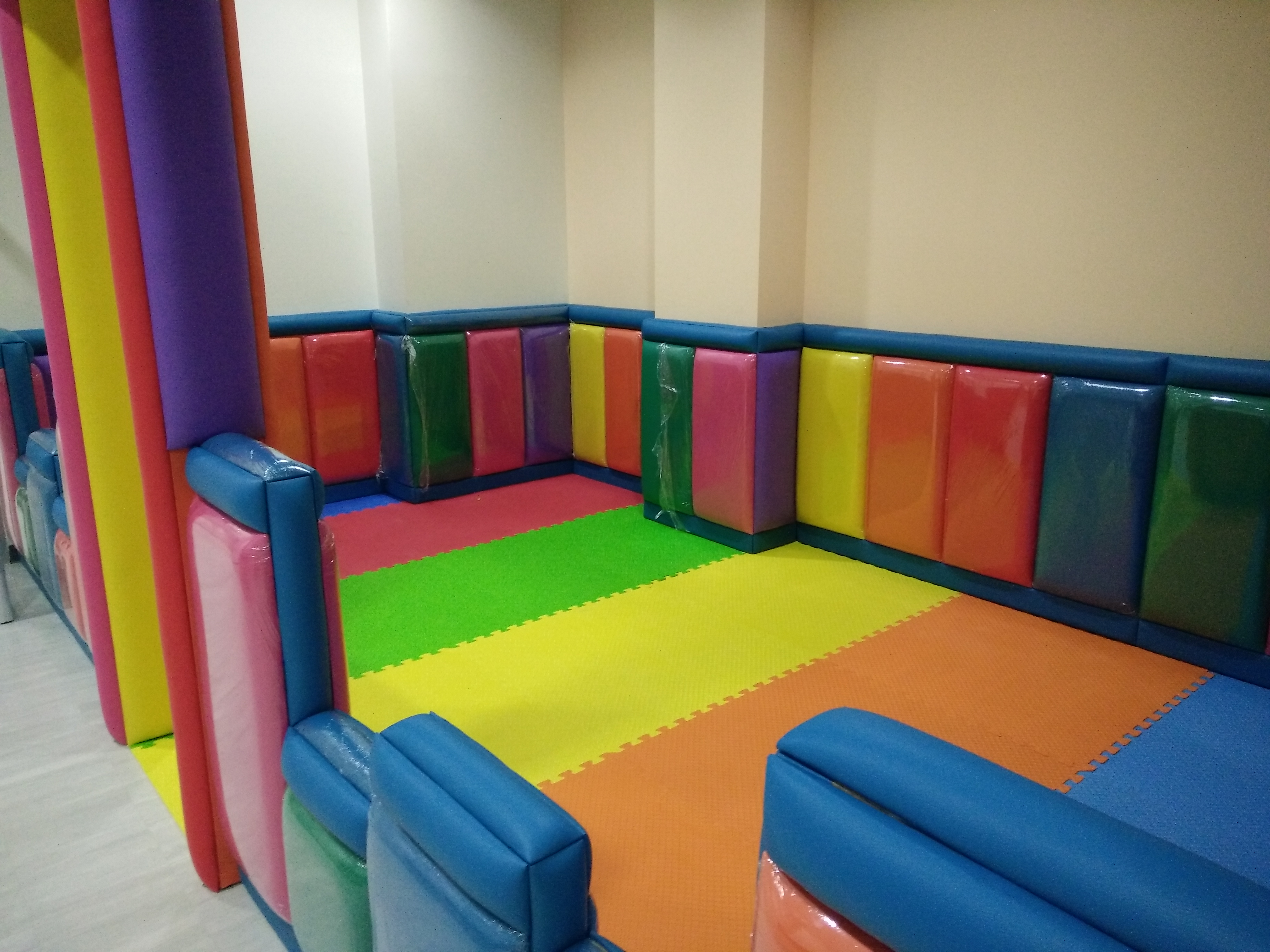 แผ่นยางปูพื้นกันกระแทก แบบจิ๊กซอ 1 X 1 เมตร หนา 10 มม.