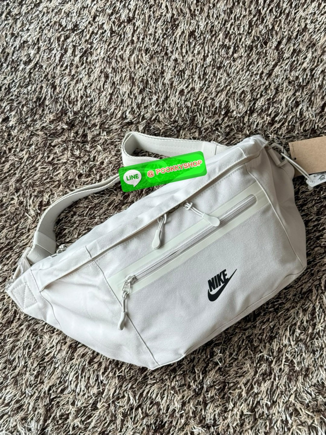 Nike Elemental Waist Bag มีน้ำหนักเบา เพิ่มความคล่องตัว จัดของได้อย่างเป็นระเบียบ ไม่ว่าจะใช้งานในวันปกติ วันที่ไปออกกำลังกาย หรือทริปการเดินป่าแบบสมบุกสมบัน ก็สามารถใช้กระเป๋าใบนี้ได้ เพราะมีความโดดเด่นที่การใช้วัสดุน้ำหนักเบา แต่มีความแข็งแรงและทนทาน ดู