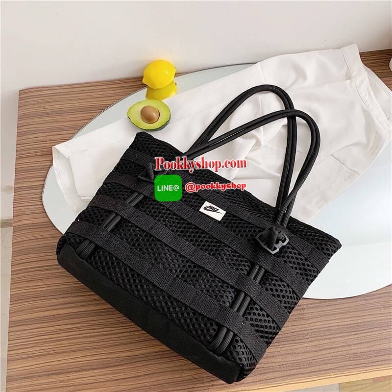 Brand : Nike Detail : กระเป๋าสะพายข้างสุดชิค เก๋ไก๋ด้วยลายที่โดดเด่นของ Nike ภายในกว้าง ใส่ของได้จำนวนมาก มีทั้งช่องซิป ช่องใส่ของเล็กๆ น้อยๆ กระเป๋าระบายได้ดีมาก สามารถใส่เสื้อผ้าไปออกกำลังกายได้เลย ราคาแบบนี้ใครยังไม่มีต้องเก็บไว้สักใบแล้วนะคะ กระเป๋าน้