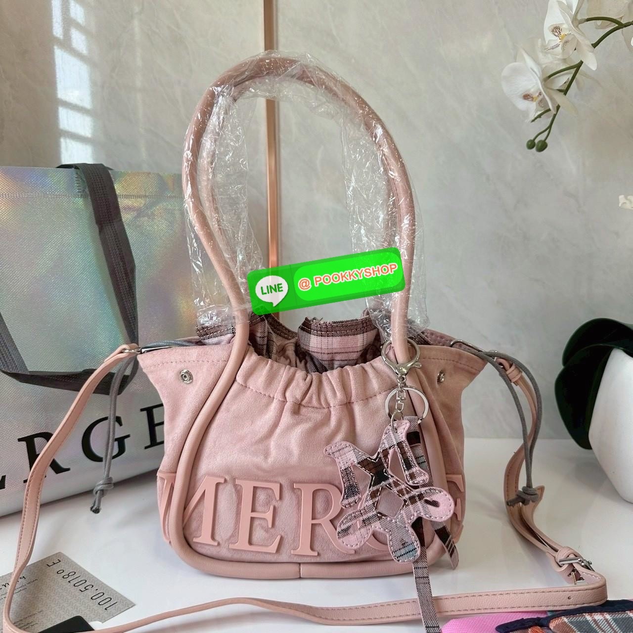 A Day Bag Mini’ in suede กระเป๋าหนังกลับเนื้อเนียน สายเกาหวานปนเท่ MERGE คอลเลกชันพิเศษ ดีไซน์เก๋พร้อมพวงกุญแจลายพิเศษ เข้าเซ็ตสุดคุ้ม!ใบเล็กสามารถ พกพาง่าย น้ำหนักเบา กระเป๋าหูรูดด้านใน ผลิตจากผ้าลายสก็อต ตัวกระเป๋ามี Snap ด้านข้าง ที่สามารถพับปีกกระเป๋า