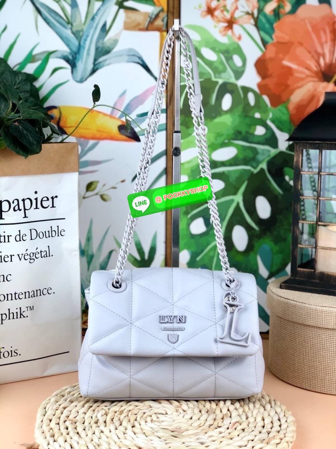 แท้ 💋 Outlet New! LYN TRINITY HANDBAG กระเป๋าสะพายข้าง/ครอสบอดี้ใบสวย วัสดุหนังเดินด้ายลายสามเหลี่ยมทั้งใบ พร้อมพวงกุญแจ(ถอดได้) เปิดปิดแบบกระดุมแม่เหล็ก ด้านในมีช่องซิปเล็ก 1 ช่อง รุ่นนี้สามารถใส่ iPhone plus และกระเป๋าเงินใบกลางได้ค่า สายยาวเป็น