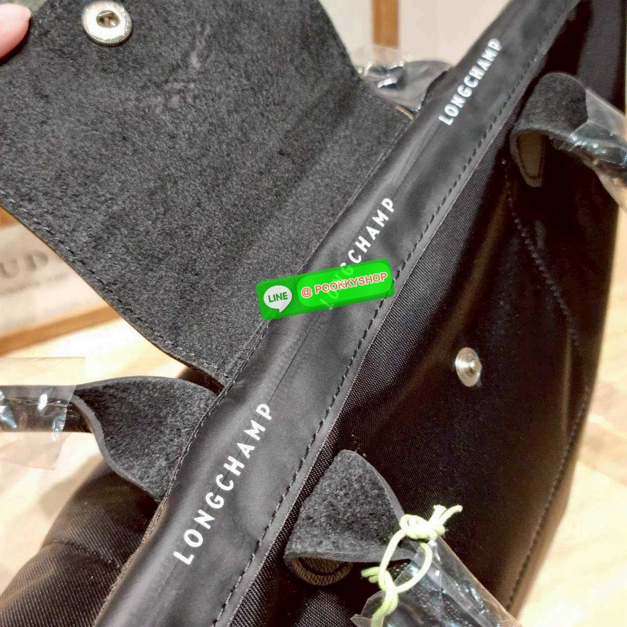 Longchamp le pliage energy M tote bag 🔆 Details เป็นอีกรุ่นที่แรงมาก จึ้งมาก! กระเป๋าสะพายไหล่ทรงโท้ท รุ่นยอดฮิต ดีไซน์ใหม่ให้ความสปอร์ตตี้มากขึ้น มาพร้อมขนาดใหม่ที่หลายๆคนรออยู่ น้ำหนักเบา ดีไซน์เรียบง่าย แต่ดูแพง ปากกระเป๋าออกแบบให้มีฝาปิดและซิป