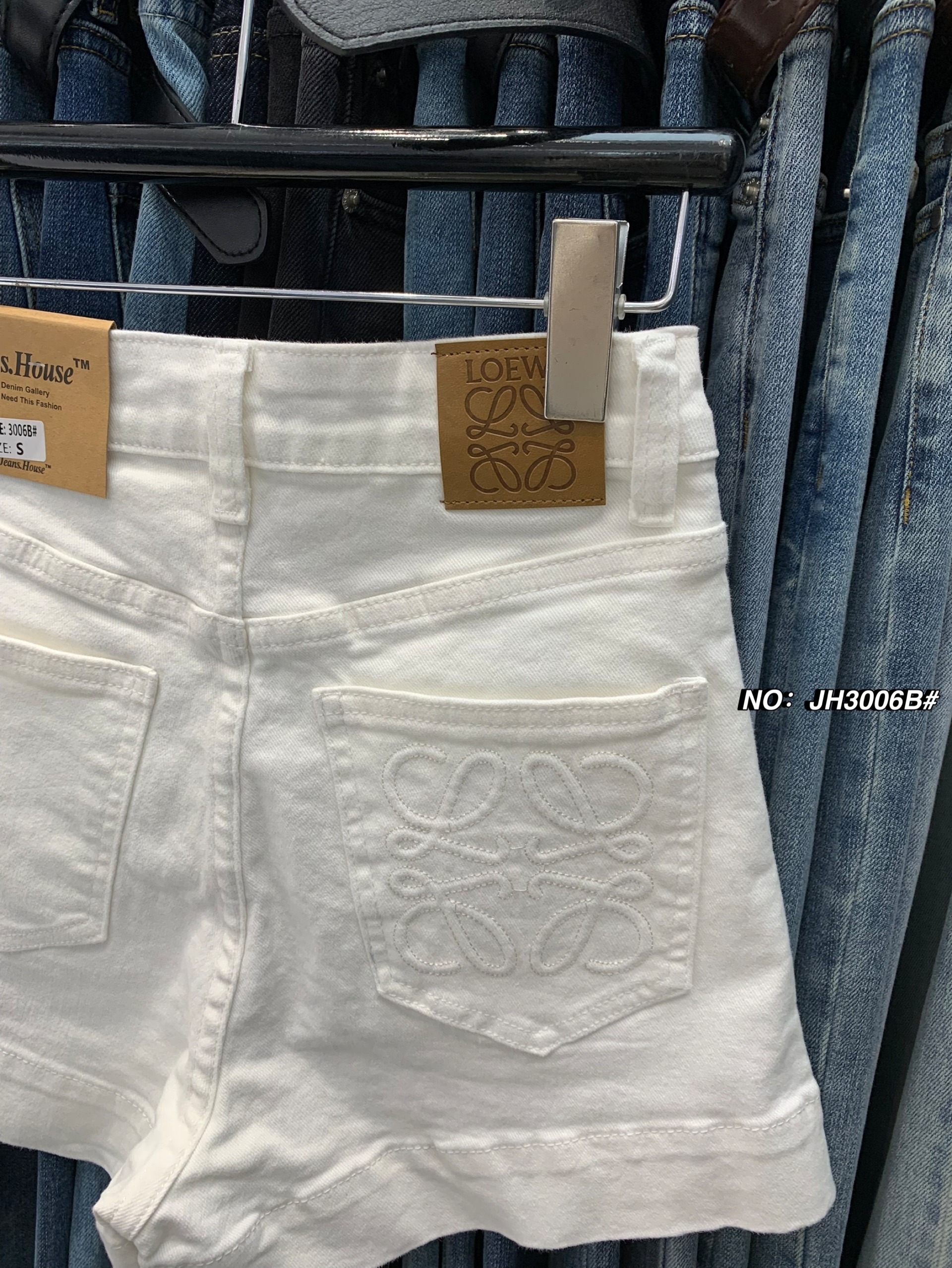กางเกงแฟชั่น -กางเกงยีนส์ขาสั้น ทรงเอวสูง รุ่นนี้บอกเลยทรงสวยมาก เนื้อผ้ายีนส์ยืด สีขาว:No.JH3006B#
