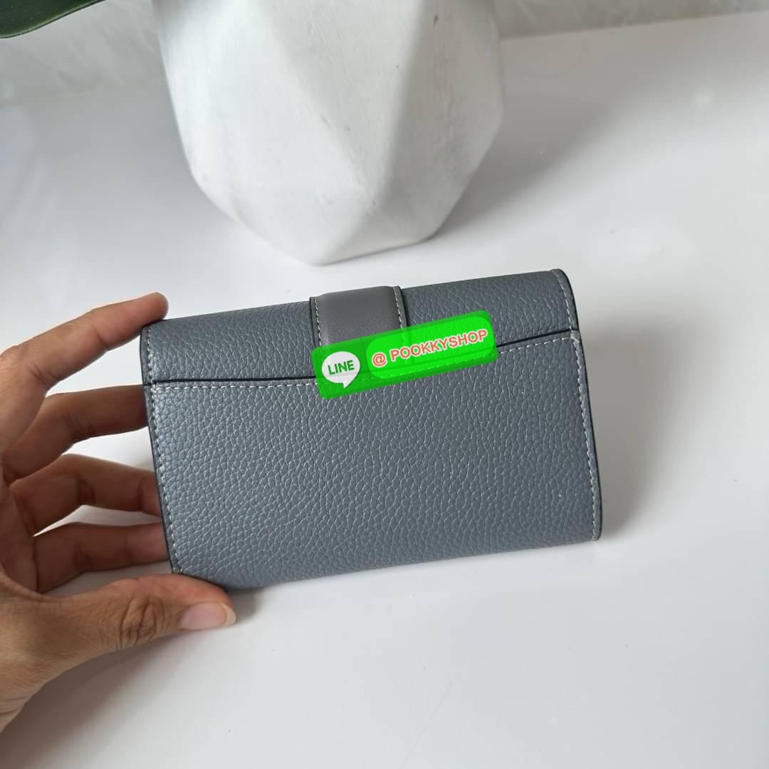 Coach Medium Grace Wallet (Cl421) 🔖กระเป๋าสุดหรูใบกลาง ขนาดกำลังดีกระทัดรัด 🔖วัสดุ : pebble leather 🔖ภายในมีช่องใบบัตรเครดิต 6 ช่อง มีช่องใส่เหรียญแยก สามารถใส่ธนบัตรแบงค์พันได้คะ