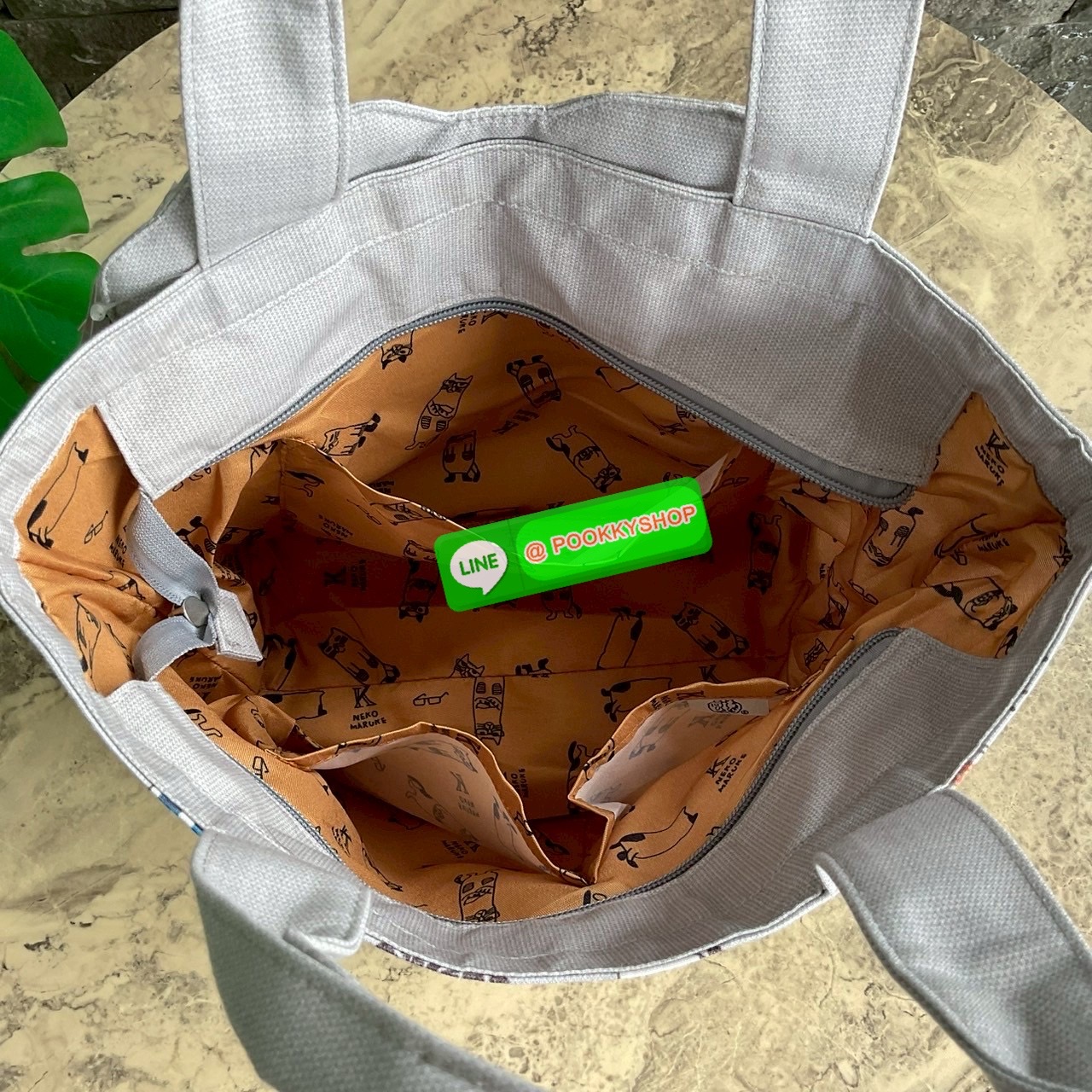 กระเป๋าถือ คล้องแขน ทรงโท้ทสุดเก๋และน่ารัก Nekomaruke Hamipoke Bag จาก Kusguru Japan กระเป๋าโท้ทสุดน่ารักใบนี้เหมาะสำหรับผู้หญิง และเป็นไอเทมใหม่ในคอลเลกชันฤดูใบไม้ผลิ/ฤดูร้อน 2025