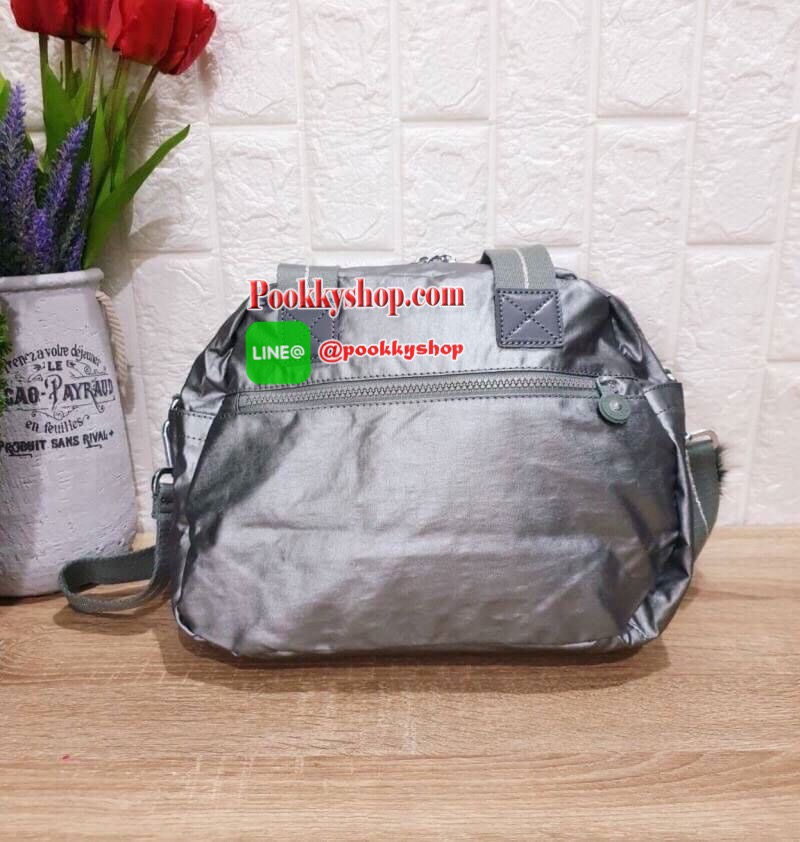 Kipling Women’s Defea Top-Handle Bag กระเป๋าถือหรือสะพายทรงตั้งสวย มีช่องใส่ของแยกเป็นสัดส่วนทั้งด้านในและนอก มีสายสะพายถอดและปรับความยาวได้ฟรีไซส์ มาพร้อมพวงกุญแจลิง น่าใช้คุ้มค่ามากๆจ้า