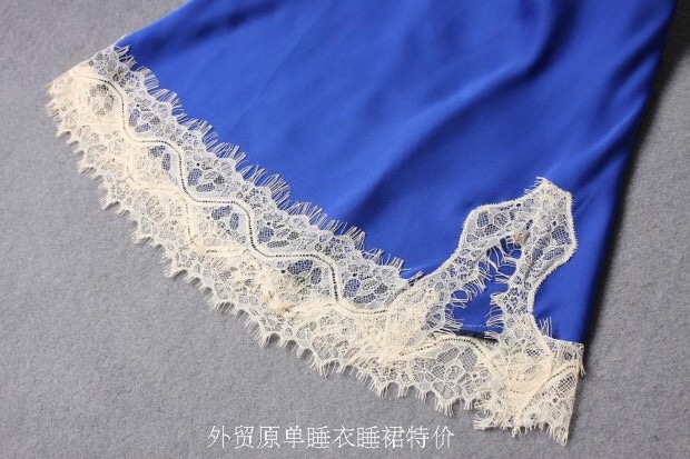 ชุดนอนผ้าไหม ชุดนอนสายเดี่ยว สีน้ำเงิน เนื้อผ้าไหม แต่ลูกไม้สีขาวครีม สวย หรูมากๆคะ Size S/M