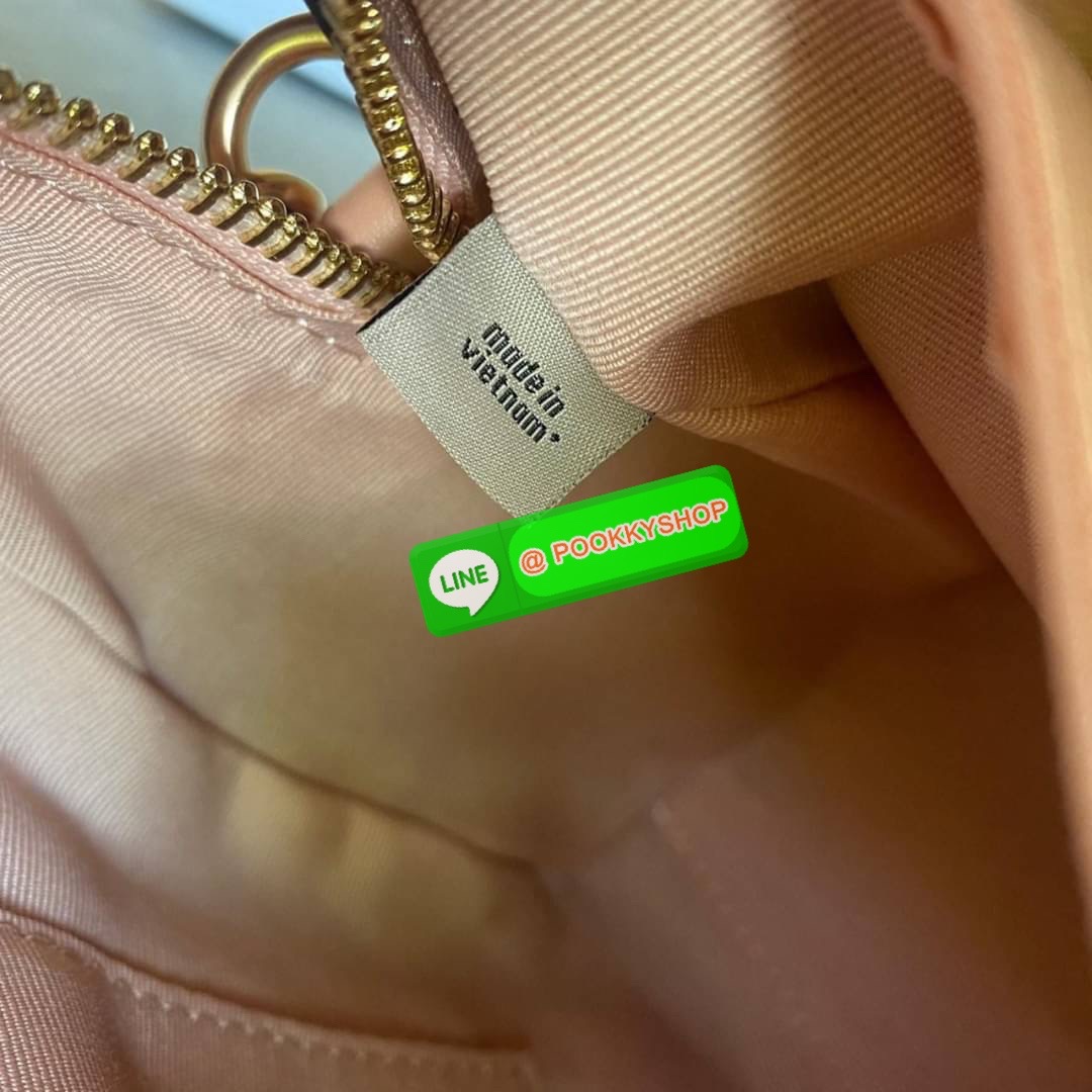 COACH ROWAN SATCHEL IN SIGNATURE CANVAS (COACH F83607) เป็นอีกรุ่นมาแรงสุดๆ ร้อนแรงไม่เบา โดดเด่นอย่างลงตัวกับรุ่นนี้ หมอน 10" รุ่นมีช่องซิปด้านหน้า สามารถแยกเก็บของสำคัญๆได้อย่างเป็นสัดส่วน สำหรับใครที่ชอบกระเป๋าที่จุของได้เยอะๆ รุ่นนี้ตอบโจทย์ได้เล