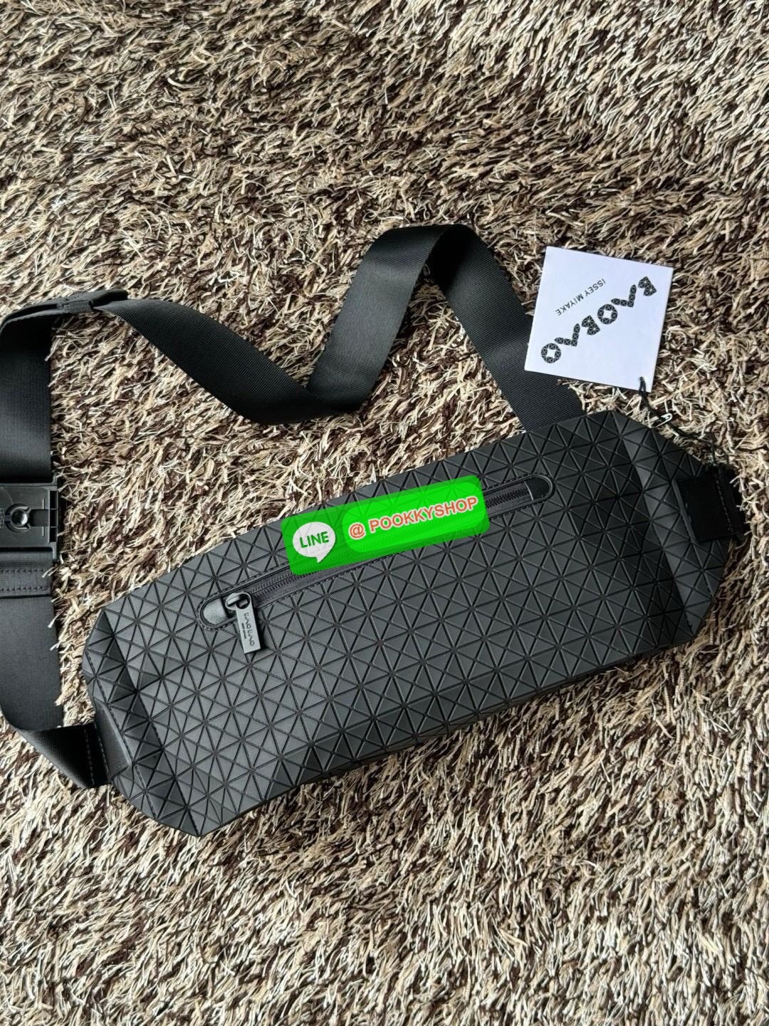 💕Baobao Issey Miyake Matte Baton Crossbody Bag เป็นกระเป๋าคาดอกที่มีดีไซน์เรียบง่ายและใช้งานได้อเนกประสงค์ มีน้ำหนักเบาแต่มีความทนทานสูงและสามารถกันน้ำได้ สายสะพายมีความแข็งแรงและปรับได้หลายระดับ จึงสามารถประยุกต์ใช้งานได้ทั้งคาดอก คาดเอวหรือสะพาย