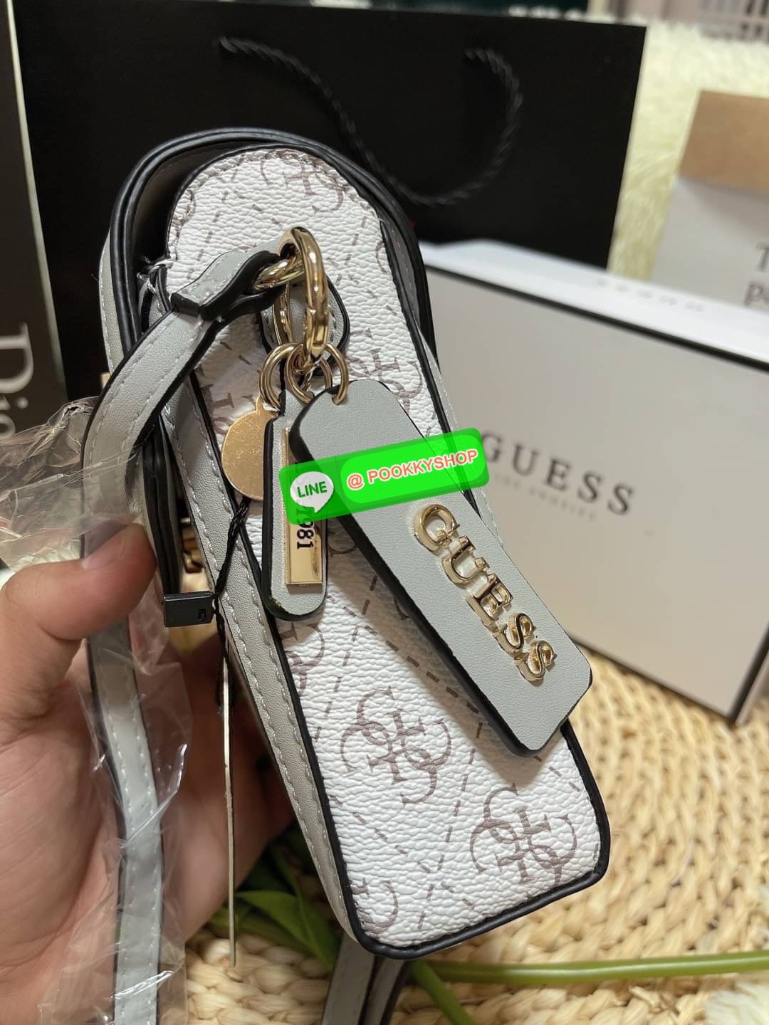 GUESS ฮอตและปังกว่านี้ไม่มีแล้ว!! กระเป๋าเอนกประสงค์ สำหรับใส่โทรศัพท์ ใส่เงิน ขนาดพกพาดีงาม!! บอกเลยว่าสวยทุกสี มาครบเซ็ทพร้อมส่งต่อเป็นของขวัญได้เลยค่า