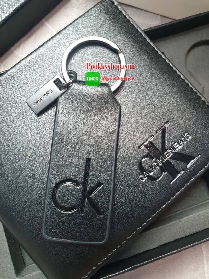 Calvin Klein Short Wallet with Key Set กระเป๋าสตางค์ใบสั้น Set สุดคุ้ม ซื้อ 1 ได้ถึง 2 : กระเป๋าสตางค์+พวงกุญแจ กระเป๋าสตางค์ใบสั้นแบบพับหนังวัวแท้ มาพร้อมพวงกุญแจ กระเป๋ามีน้ำหนักเบา ประดับโลโก้ด้านหน้ามุมขวาล่างปั้มนูน ภายในมีช่องใส่บัตร ใส่ธนบัตร ใส่เห