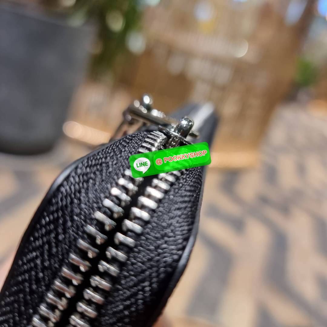 COACH C4596 COACH x PEANUT ACCORDION ZIP WALLET IN SIGNATURE CANVAS WITH SNOOPY PRINT คอลเลคชั่นใหม่ล่าสุด 2IN1 ไปอีก กระเป๋าสตางค์กึ่งคล้องมือ ลายสนูปพี น่ารักน่าใช้ สีคลาสสิค ใช้ได้ตลอดกาลไม่มีตกเทรนด์ วัสดุหนังแคนวาสเคลือบลาย มาพร้อมสายคล้องมือ ถอดออกไ