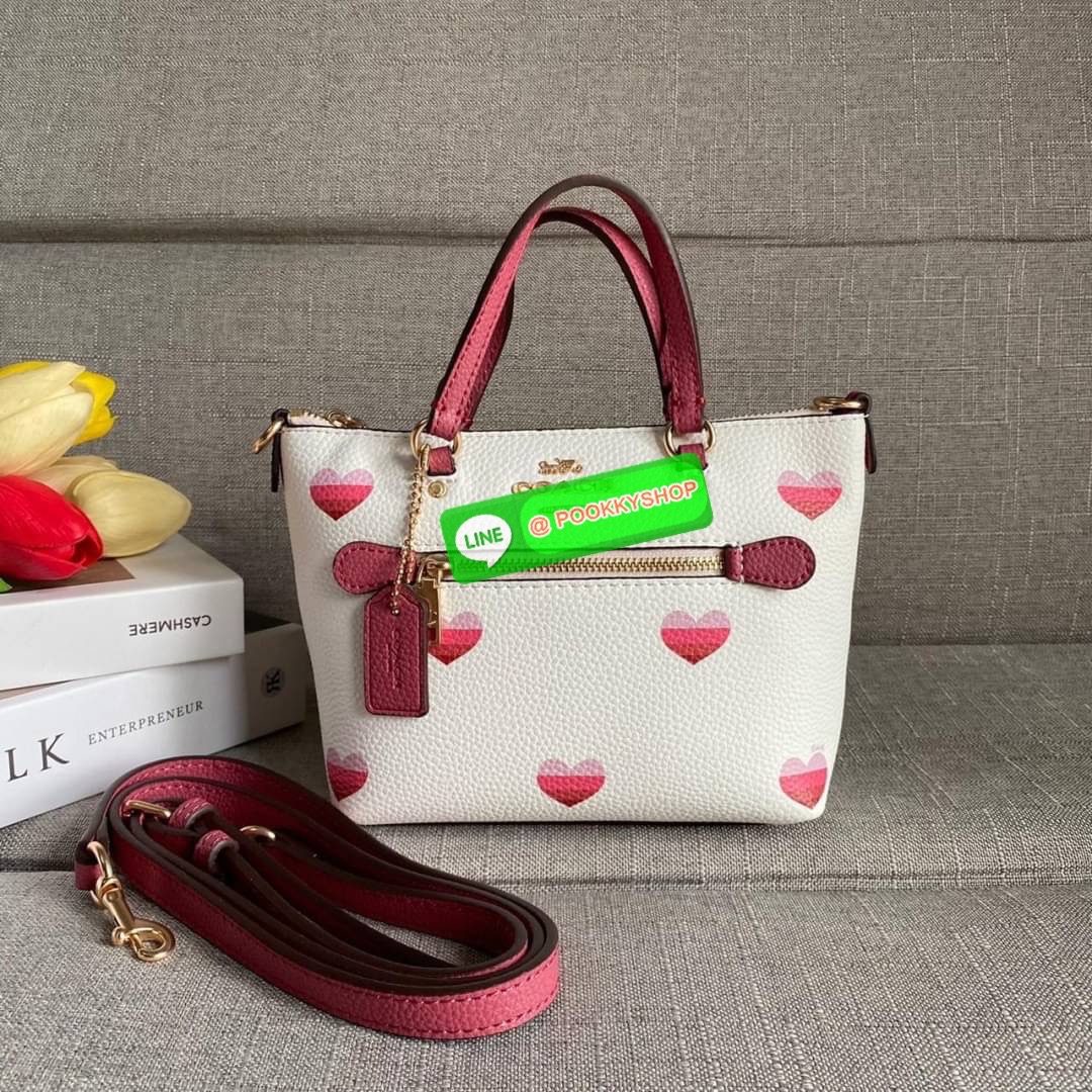 Coach Mini Gallery Crossbody With Stripe Heart Print (coach ca793) กระเป๋าสะพายข้าง เทรนรุ่นเล็กมาแรงวัสดุหนังแท้ทั้งใบ เปิดปิดด้วยซิป มีช่องใส่บัตรเครดิต 2 ช่อง ซับในผ้า สายสะพายถอดได้ สามารถสะพายข้างหรือสะพายไหล่ได้