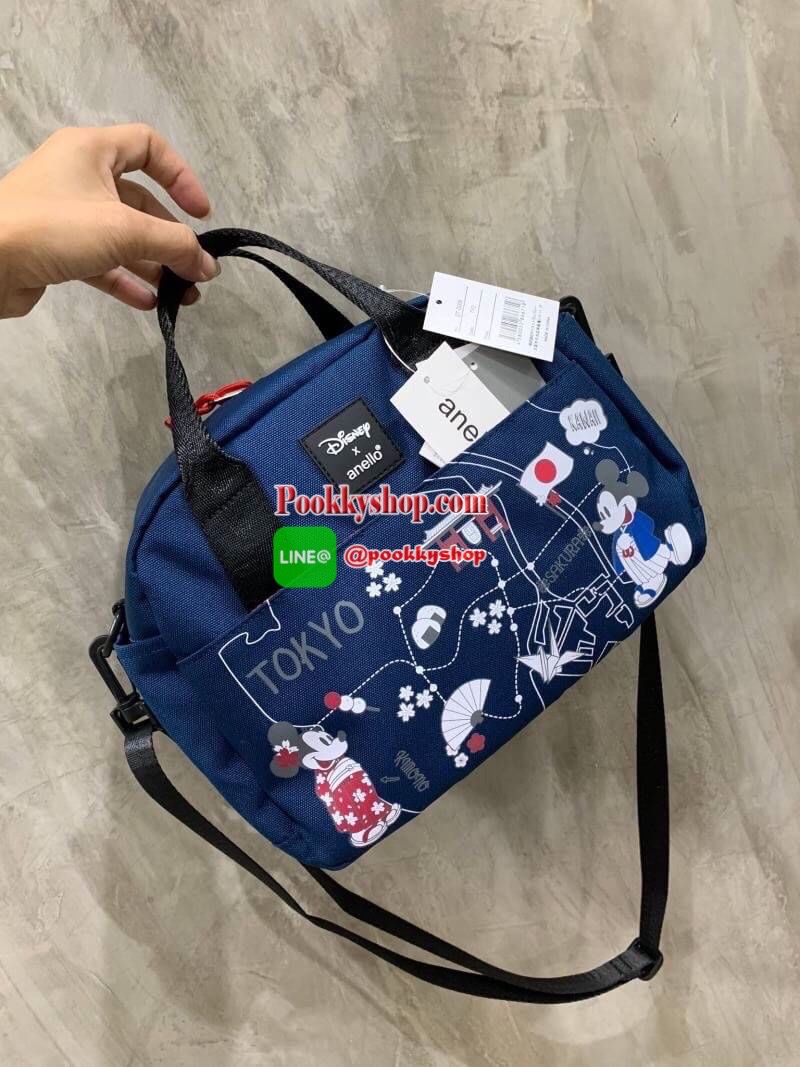 ANELLO กระเป๋าสะพายข้าง SHOULDER MINI DISNEY X ANELLO รุ่นDT-G009 กระเป๋าสะพายข้างรุ่นใหม่จากDisney x anello ซีรีย์ Let's travel with Mickey ซีซั่น 2 คอลเลคชั่นใหม่ที่มีการนำทั้ง 5 ประเทศ เอาสถานที่มาวางบนตัวกระเป๋าและมีตัวการ์ตูนสุดคลาสสิคอย่าง Mick