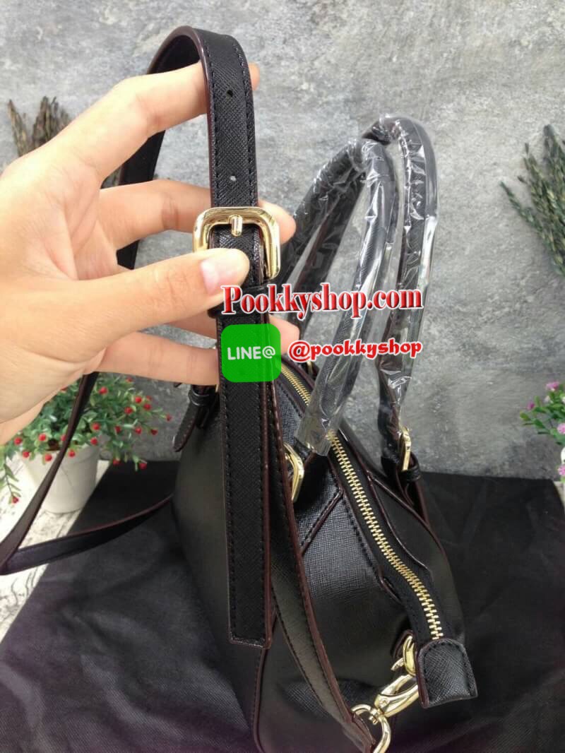 KATE SPADE NEW YORK กระเป๋าถือหรือสะพาย หนัง safiano ทรงพัดหูยาว เปิดปิดด้วยซิปสะดวกใช้ หูหิ้ว สามารถปรับความยาวได้ 3 ระดับ สามารถสะพายไหล่ได้เลยค่ะ ภายในบุผ้าลายแบรนด์ มีช่องด้านใน ใส่ของจุกจิก และช่องใส่ซิป มาพร้อมสายสะพายยาวปรับด้ 5 ระดับ สามารถสะพายไห