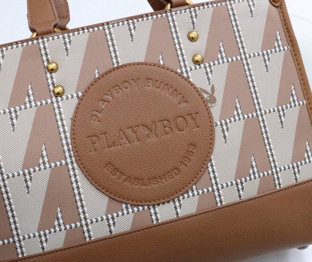 กระเป๋าถือ กระเป๋าสะพาย Playboy (rabbit)(paw prints) งานเนี๊ยบสวย ด้านในมี3ช่องการใช้งาน วัสดุ แคนวาสเกรด+++