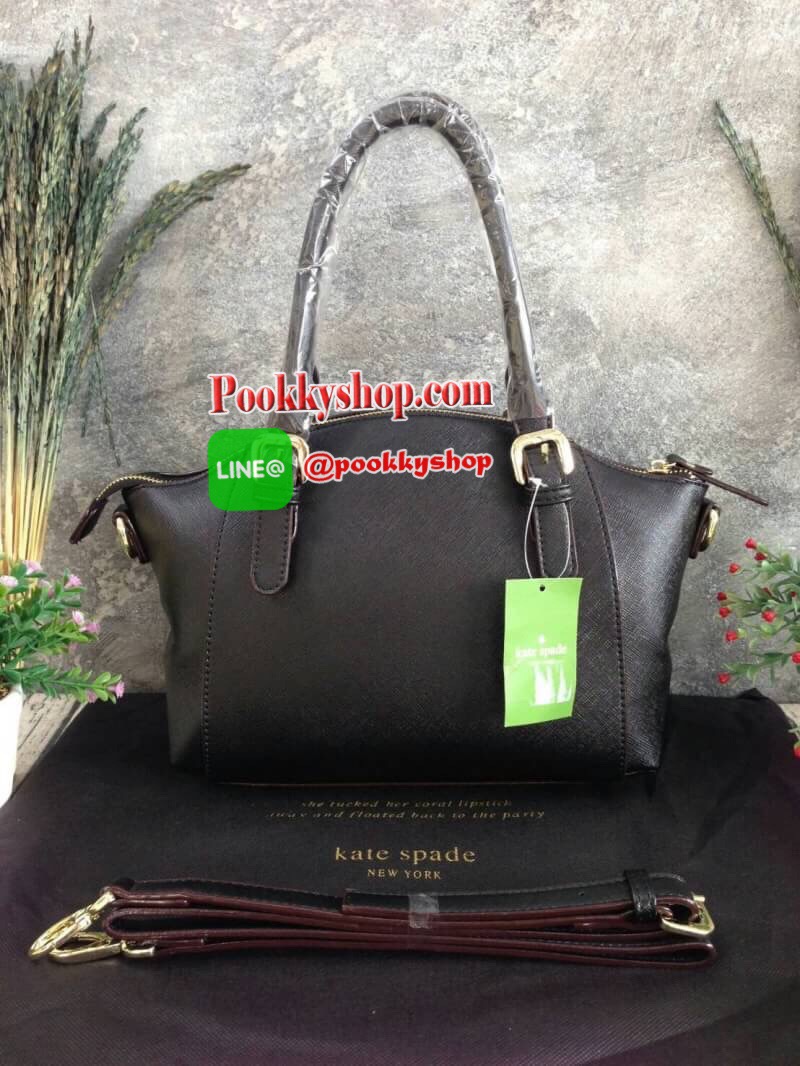 KATE SPADE NEW YORK กระเป๋าถือหรือสะพาย หนัง safiano ทรงพัดหูยาว เปิดปิดด้วยซิปสะดวกใช้ หูหิ้ว สามารถปรับความยาวได้ 3 ระดับ สามารถสะพายไหล่ได้เลยค่ะ ภายในบุผ้าลายแบรนด์ มีช่องด้านใน ใส่ของจุกจิก และช่องใส่ซิป มาพร้อมสายสะพายยาวปรับด้ 5 ระดับ สามารถสะพายไห