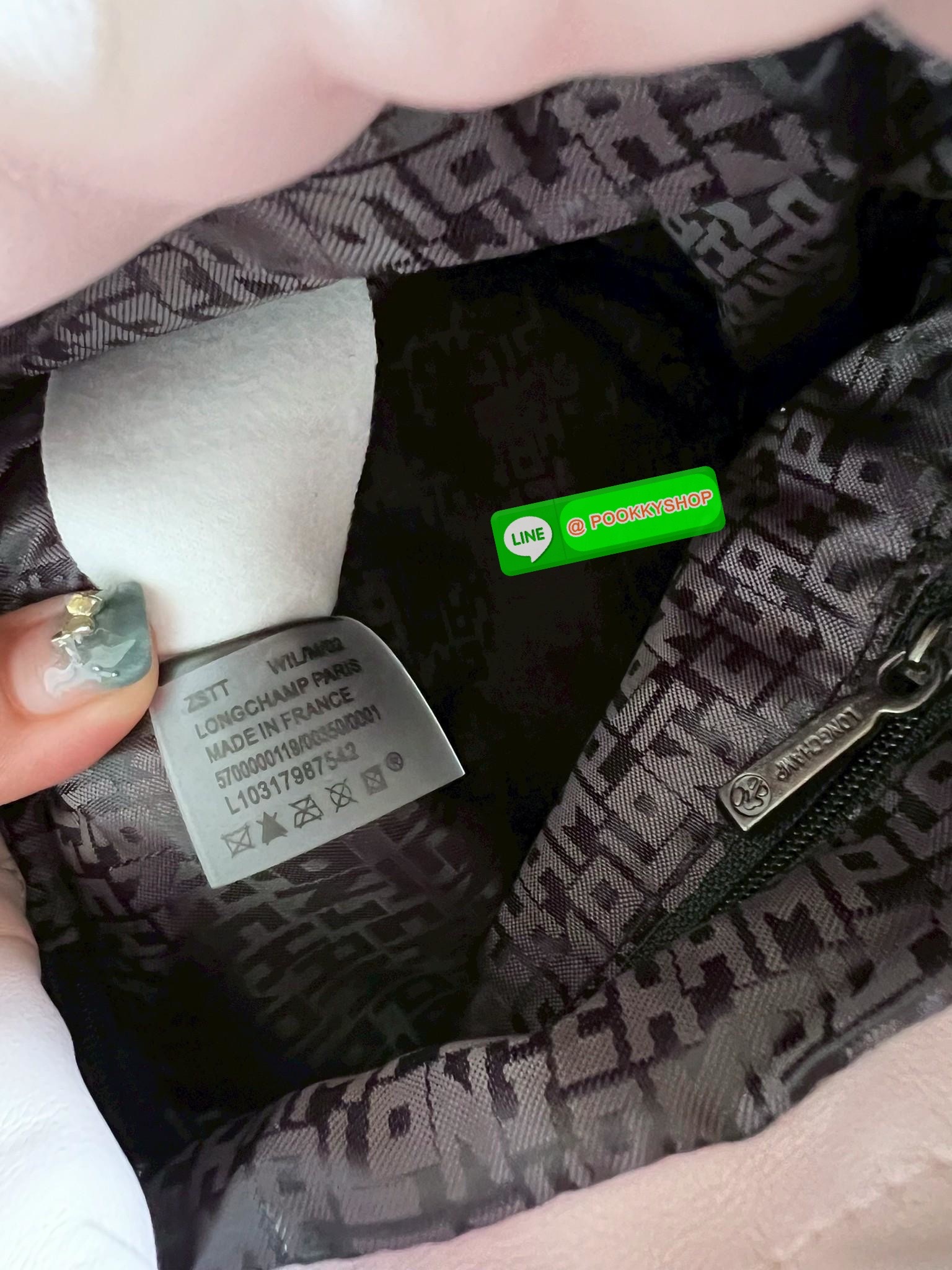 NEW ARRIVAL! LONGCHAMP LE PLIAGE XTRA XS BUCKET BAG ต้องบอกก่อนว่ารุ่นนี้เป็นรุ่นที่ใช้ออกมาแล้วไม่มีคำว่าผิดหวัง ออกแบบมาสวยแบบตัวแม่เลยค่าา 🔖พร้อมส่งทันที! กับกระเป๋าทรงบัคเกต หนังแท้smooth leather อย่างดี ใบกลางเจ้าลำตัวแล้วสวยมากก