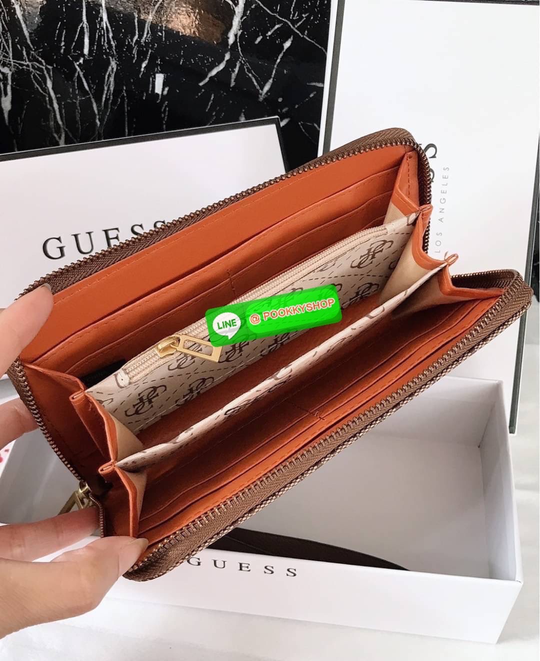 Guess งานแท้💯 outlet ถูกกว่าช้อปจ้ากระเป๋าสตางค์ใบยาวซิปรอบ งานสวย พร้อมสายคล้องมือ ถอดได้ มีถึง4ช่องใช้งาน ช่องใส่บัตรได้เยอะ อะไหล่Guessสีทอง หนังpUแท้ทำความสะอาดง่าย