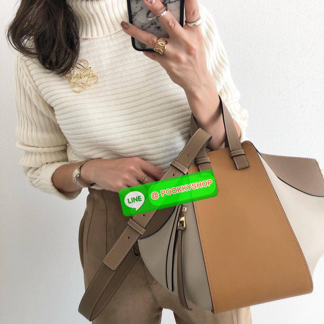 ✴️ห้ามพลาด!✴️LOEWE HANDLE & SHOULDER BAG VIP GIFT WITH PURCHASE (GWP) กระเป๋าถือหรือสะพายหนังแท้พรีเมี่ยมกิ๊ฟ Limited จาก LOEWE PERFUME DUTYFREE รุ่น Rare items สุดๆวัสดุหนังแท้ Calfskin หนังสวยดีไซน์มีเอกลักษณ์ ใบใหญ่กำลังดี น้ำหนักเบา ด้าน