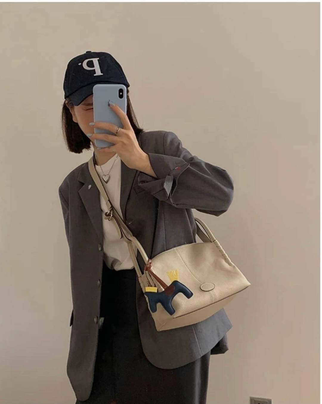 TOD’S กระเป๋าทรงหมอน สไตล์ lindy มีหูหิ้วและสายสะพายยาว เรียบหรูดูดี เท่ห์ๆ จุของได้เยอะ ใส่ของใช้ชีวิตประจำวันได้เต็มเปี่ยม น้ำหนักเบาใช้งานง่าย งานเกรดพรีเมี่ยมสุดๆ