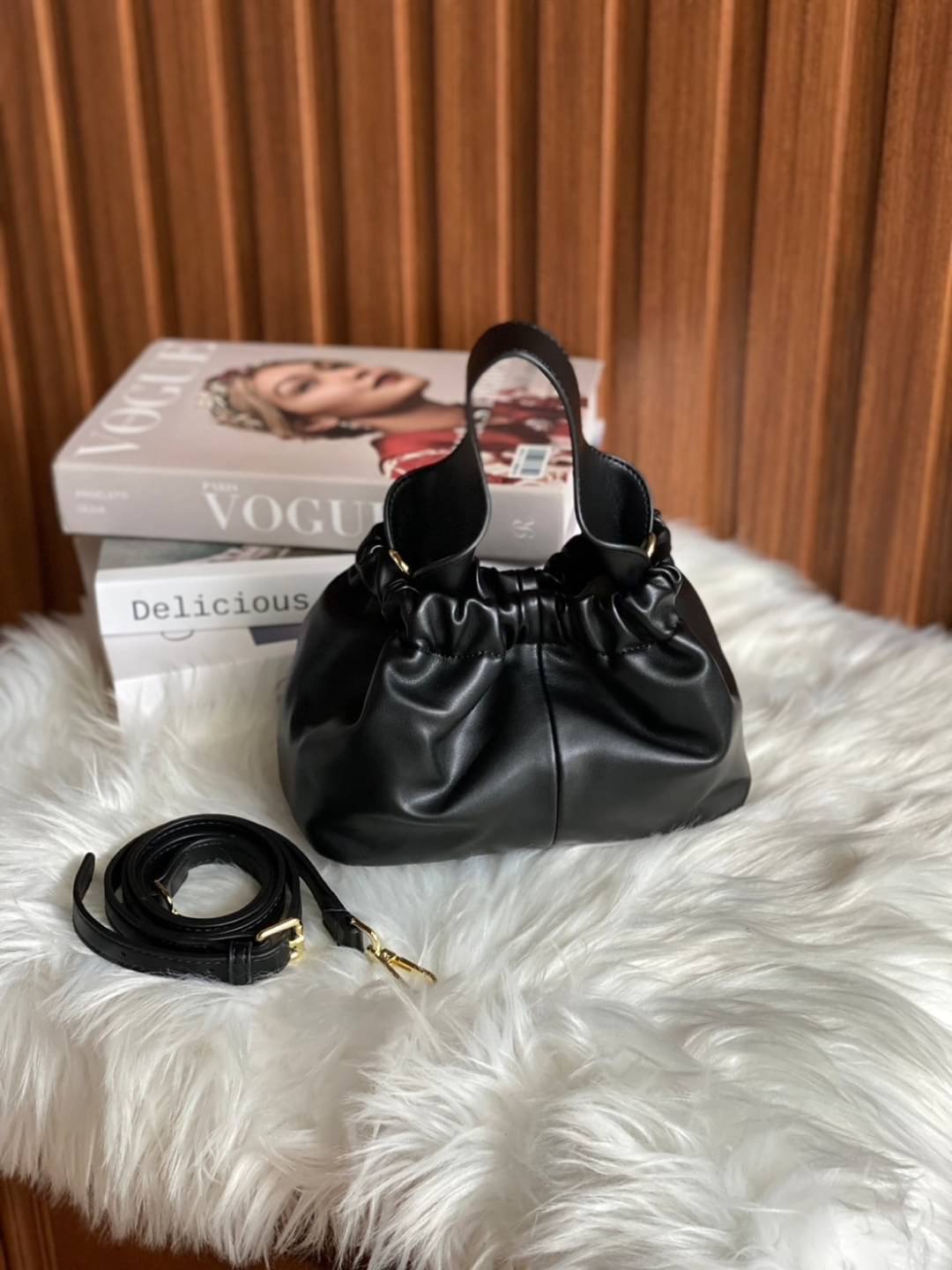 Soft Pu with Delicious color size 22x10x16 cm กระเป๋าน่ารัก สไตล์เกาหลี สีสันสดใส หนังพียูนุ่ม มาพร้อมสายสะพาย 1 เส้น แมชได้หลายลุค น้ำหนักเบา จุของได้เยอะค่า