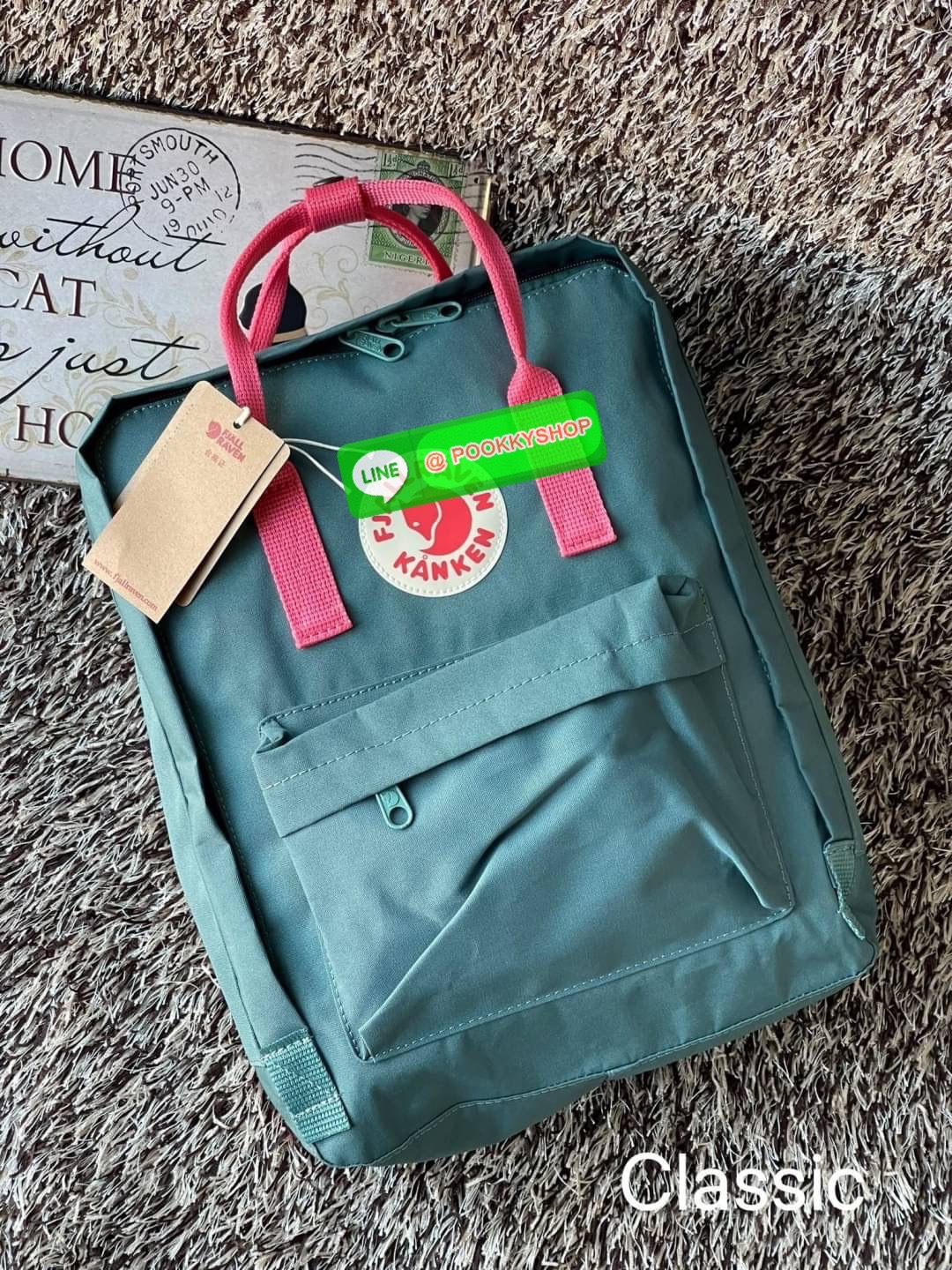 Fjallraven Kanken backpack รุ่น Classic แบรนด์ดังจากสวีเดนที่นิยมกันมากในหมู่วัยรุ่น กระเป๋าเป้ที่มีน้ำหนักเบา แต่มีความทนทาน และช่องว่างต่างๆมากขึ้น มีซิปหน้าสำหรับใส่ของกระจุกกระจิก และหูหิ้วทั้งด้านหน้าและด้านหลัง สำหรับการหิ้วถือได้สะดวก จุดเด่นที่ทำใ