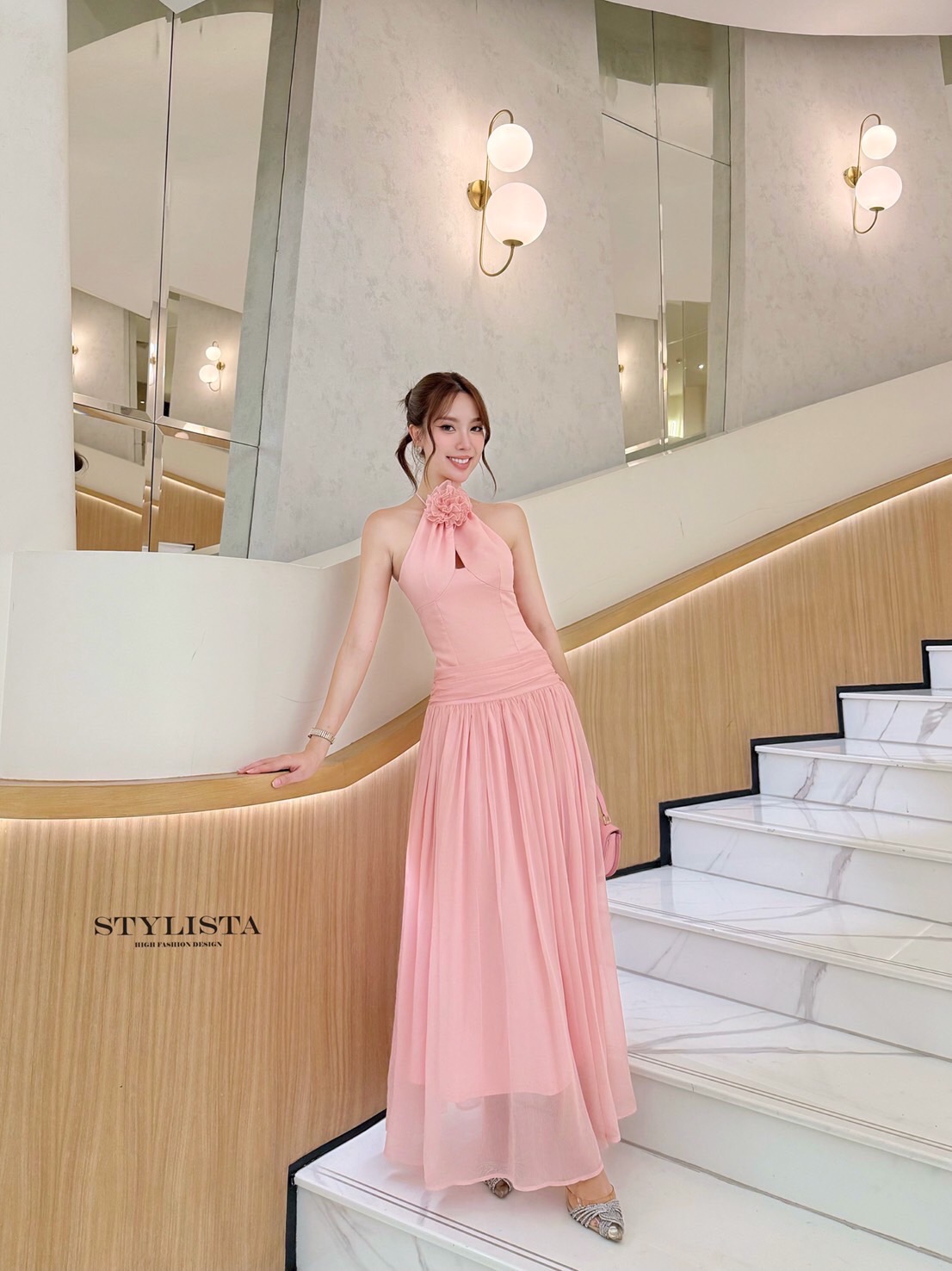 เดรสแฟชั่น เดรสยาวโทนพีชหวาน ดีไซน์เก็บเอว พร้อมดอกกุหลาบคอผูกสุดละมุน