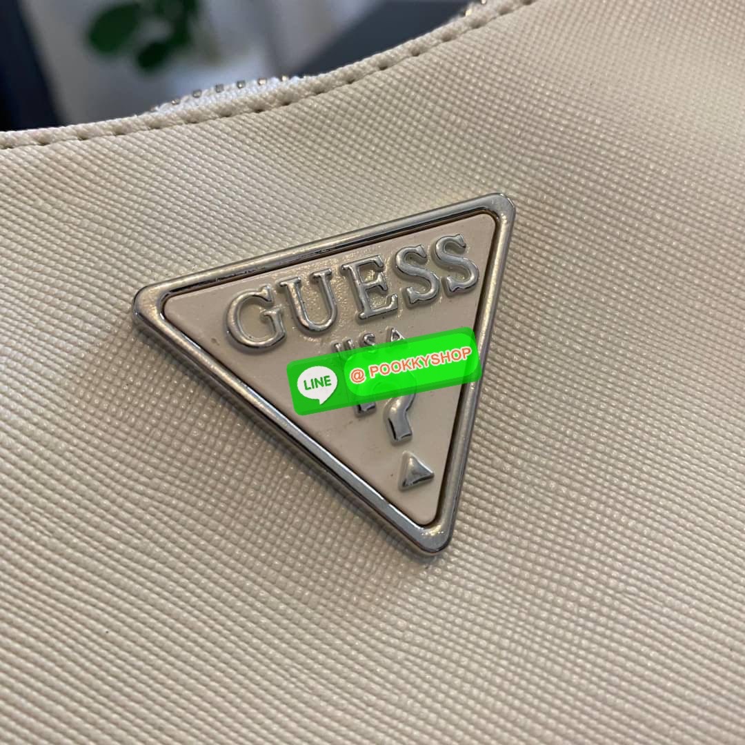รุ่นใหม่ล่าสุด GUESS SHOULDER BAG ซื้อ1ได้ถึง2ไอเท็ม กระเป๋าพอชรูปทรงสวย เปิด-ปิดด้วยซิปด้านในโล่งกว้างมีช่องซิปใส่ของจุกจิก เพิ่มความน่ารักด้วย กระเป๋าใส่เหรียญใบเล็กทรงกลม เฝสามารถถอดใช้แยกได้ มาพร้อมสายโซ่สะพายไหล่ และสายสะพายยาวสามารถปรับระดับได้ฟรีไซ