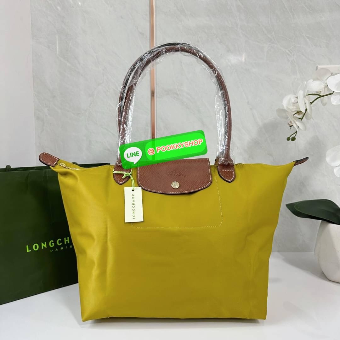 LONHGCHAMP LE PLIAGE ORIGINAL L TOTE BAG 🔖กระเป๋าสะพายไหล่ Le pliage ใบใหญ่ เรียบง่ายจุของได้เยอะ สามารถเก็บเอกสารหรือแล็ปท็อปได้คะ 🔖วัสดุ:ไนลอนเคลือบ 🔖เปิด-ปิดด้วยซิป ภายในกว้าง มีช่องลับแยกคะ 🔖สามารถพับเก็บได้พกพาสะดวกคะ