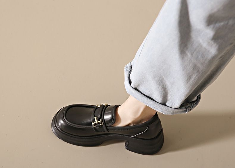 สินค้ามาใหม่ พร้อมส่งเลยค่ะ... แฟชั่นเกร๋ๆอินเทรนด์ฮิต ชิคๆคูลๆดูเก๋มีสไตล์ วัสดุ pu เนื้อหนานุ่มคุณภาพดี แต่งอะไหล่ด้านหน้า สวมใส่สบายมากก พื้นรองเท้าหนา 5 c.m. ใส่แล้วสูงเพรียว งานน่ารักมากๆจ้า ไม่ผิดหวังแน่นอน