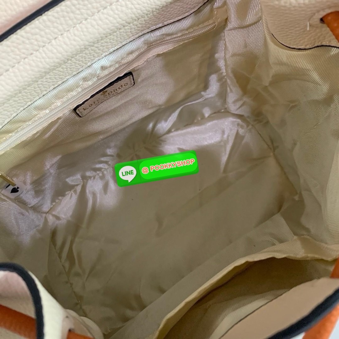 KATE SPADE NEW YORK Sinch Pebbled Leather Medium Flap Backpack กระเป๋าสะพายเป้หนังนิ่มลายหนังสวย ด้านหน้าตกแต่งด้วยชื่อแบรนด์ มีช่องซิปเล็กด้านข้างกระเป๋า 1 ช่อง ช่องใหญ่เปิด-ปิดด้วยตัวรูด ด้านในโล่งกว้างจุของได้เยอะมาก และมีช่องซิปใส่ของจุกจิกค่ะ