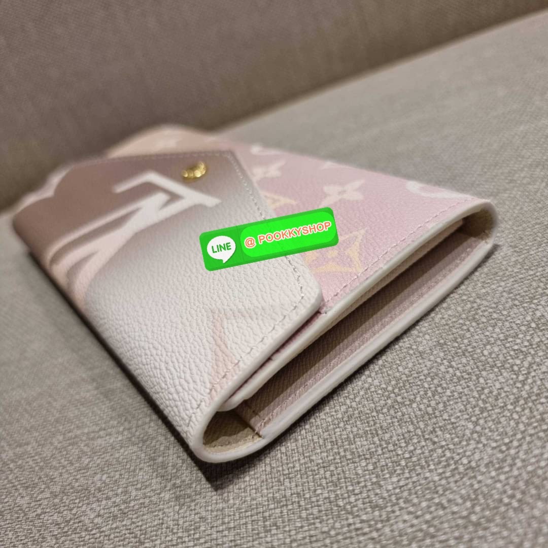 NEW IN!! LV long flap wallet with gwp กระเป๋าสตางค์พรีเมี่ยมกิ๊ฟ แบบพับ ดีไซน์ล่าสุด หวานๆสวยๆ น่าใช้มาก ใบยาวขนาดกำลังเหมาะมือ ถือแล้วขับผิว โดดเด่นด้วยสไตล์การไล่เฉดสีโทนละมุน ดูโดดเด่นไม่เหมือนใคร วัสดุหนังแคนวาส ทนทาน เปิด-ปิดด้วยกระดุม ภายในมีช่องใส่