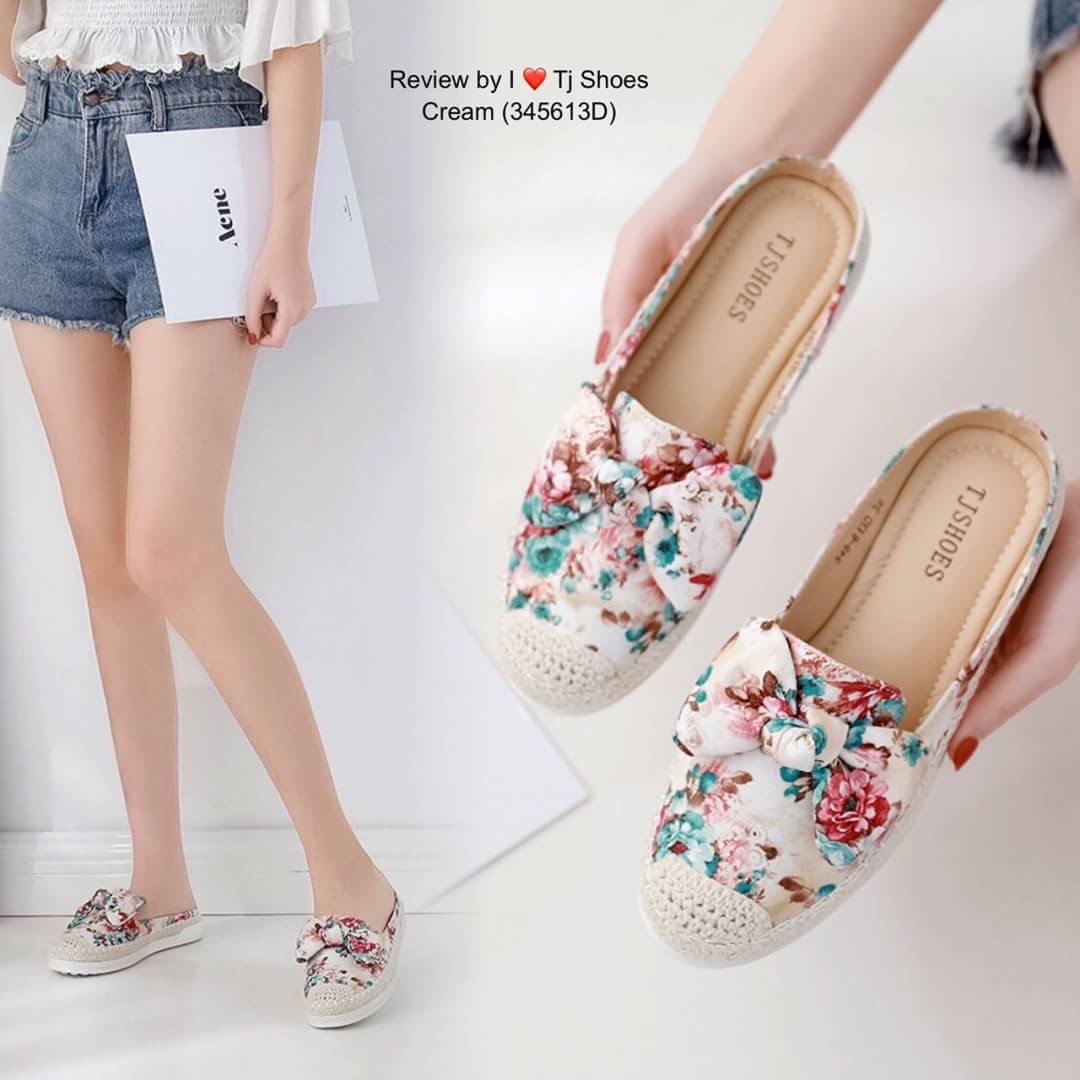 พร้อมส่งรองเท้าเพื่อสุขภาพ ที่ทั่งเกร๋ทั้งน่ารักสุดๆ รองเท้ารุ่นนี้เป็นงานสั่งทำพิเศษ หนังนิ้มนิ่ม ผ้าลายเก๋ๆ ประดับโบว์น่ารักๆ น้ำหนักเบา พื้นบุนวมนิ่ม ใส่นุ่มเดินทั้งวันได้สบายมากๆ แมทกับชุดอะไรก็เกร๋ก็น่ารักสุดๆ เป็นรุ่นแนะนำ ซื้อไปรับรองไม่ผิดหวัง ของ