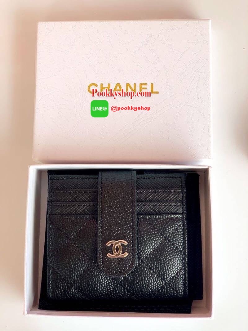 NEW ARRIVAL! หายากค่ะ Chanel Card Holder กระเป๋าใส่นามบัตร Gift With Purchase พรีเมี่ยมกิ้ฟจากต่างประเทศ วัสดุหนังคาเวียร์ สีดำมีโลโก้อะไหล่ทอง / อะไหล่เงิน มีช่องใส่บัตรด้านหน้า 3 ช่อง ด้านหลังอีก 10 ช่อง ซับในปั้มแบรนด์ ด้านบนใส่แบงค์พันได้ สวยดูดี สะดว